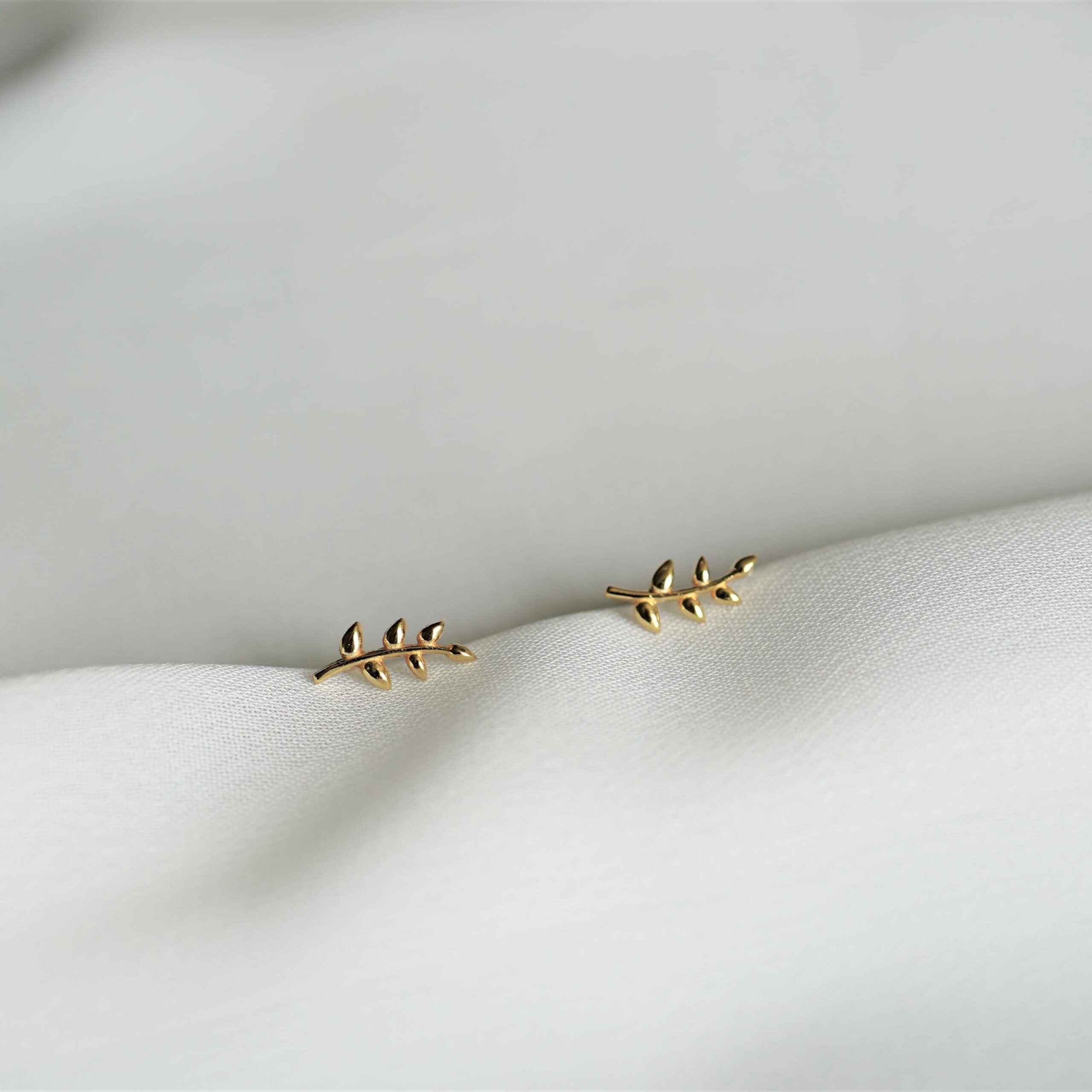 Leaf Mini | Christliche Ohrstecker – 925 Sterling Silber – Gold beschichtet 13 Feiner goldener Ohrring in Blattform, christliche Schmuckaccessoire, hochwertige Geschenkidee.