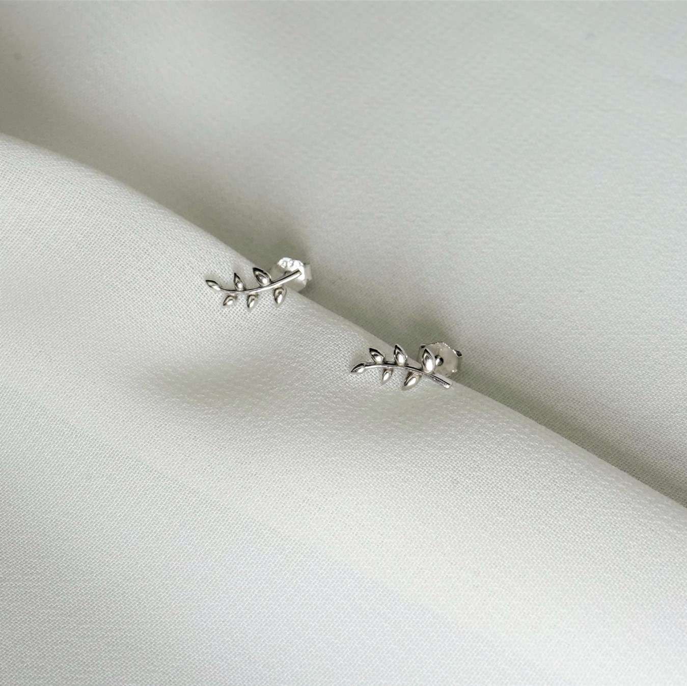 Leaf Mini | Christliche Ohrstecker – 925 Sterling Silber – Gold beschichtet 15 Feiner silberner Ohrschmuck mit Blätterdesign, christliche Geschenkidee.