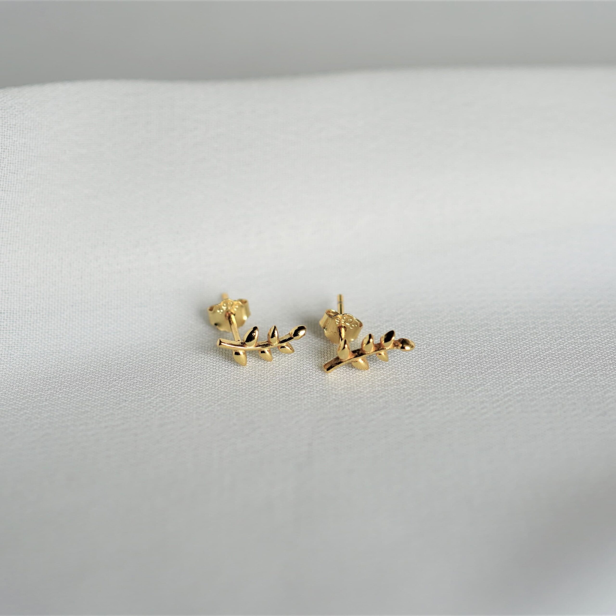 Leaf Mini | Christliche Ohrstecker – 925 Sterling Silber – Gold beschichtet 17 Mini goldene Ohrringe in Blattform, christliche Schmuckaccessoires, religiöser Modeartikel.