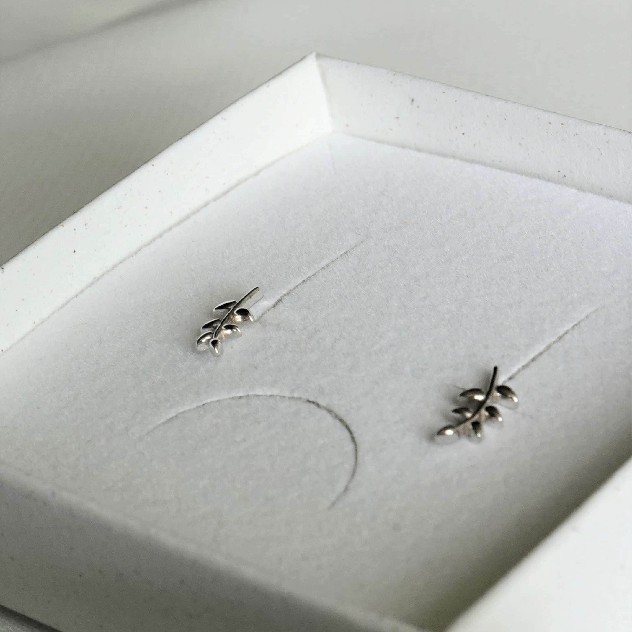 Leaf Mini | Christliche Ohrstecker – 925 Sterling Silber – Gold beschichtet 16 Feiner silberner Kreuz-Ohrring, christliches Schmuckstück, Geschenkidee, Mookho.de.