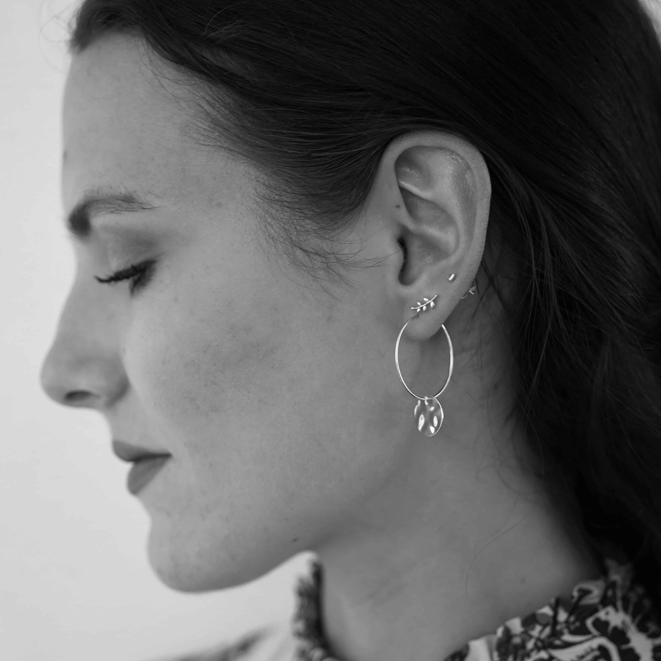 Leaf Mini | Christliche Ohrstecker – 925 Sterling Silber – Gold beschichtet 18 Elegante Frau mit Christlicher Schmuck, Ohrringe und stilvolles Accessoire, Mookho.de.