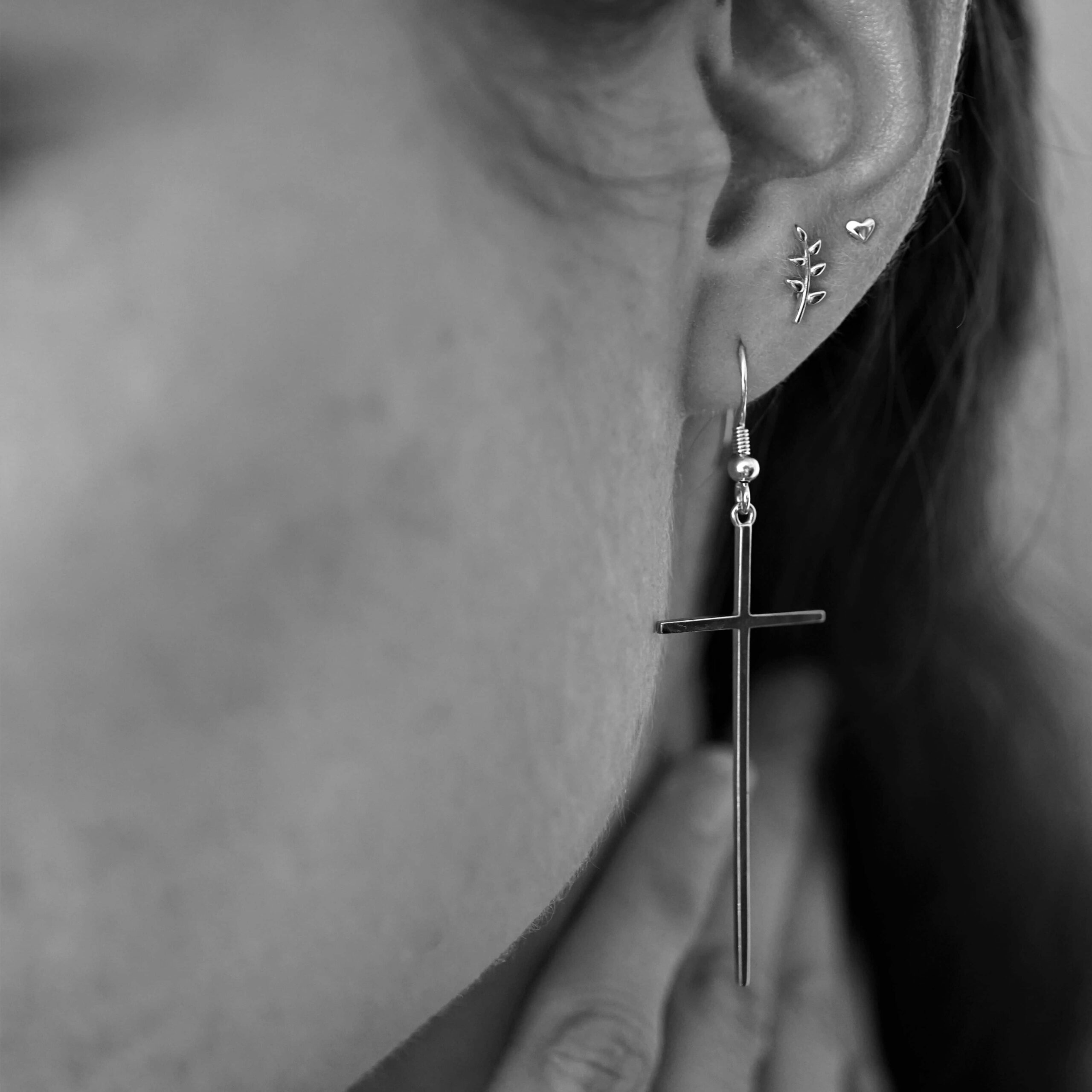 Leaf Mini | Christliche Ohrstecker – 925 Sterling Silber – Gold beschichtet 14 Schmuck mit religiösem Kreuz, christliche Ohrringe, nachhaltige Schmuckmarke, christliche Accessoires.