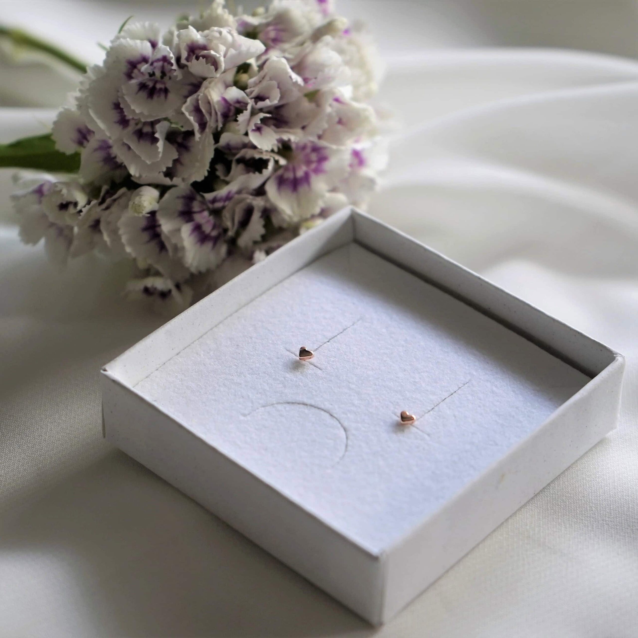 Love Mini | Christliche Ohrstecker – 925 Sterling Silber vergoldet – nachhaltig verpackt 17 Stilvolle christliche Schmuckstücke in einer weißen Geschenkbox mit Blumen, Mookho.de.