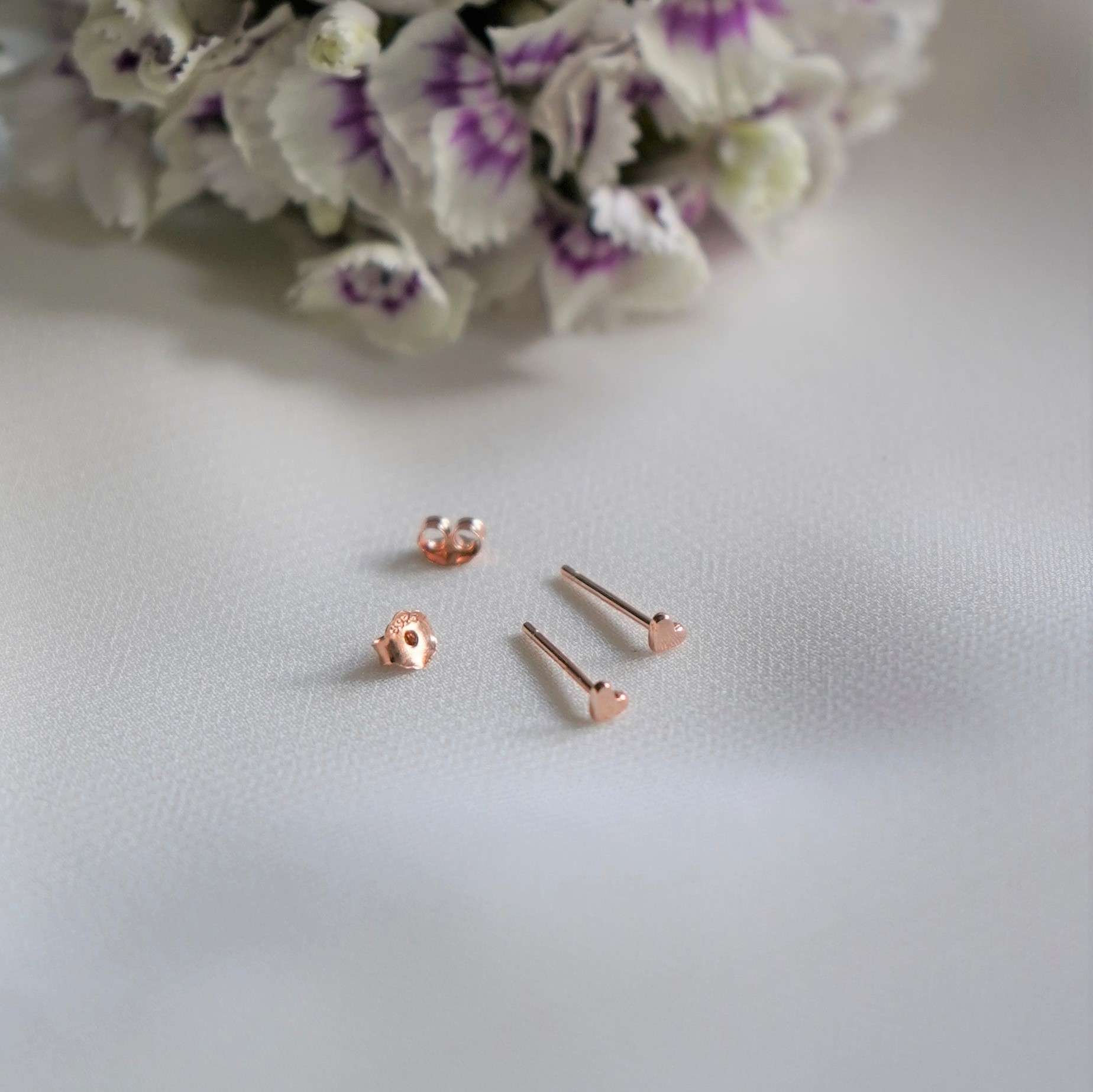 Love Mini | Christliche Ohrstecker – 925 Sterling Silber vergoldet – nachhaltig verpackt 13 Feiner roségoldener Ohrschmuck mit Herzmotiv, christliches Schmuckdesign, Mookho.de Marketplace.