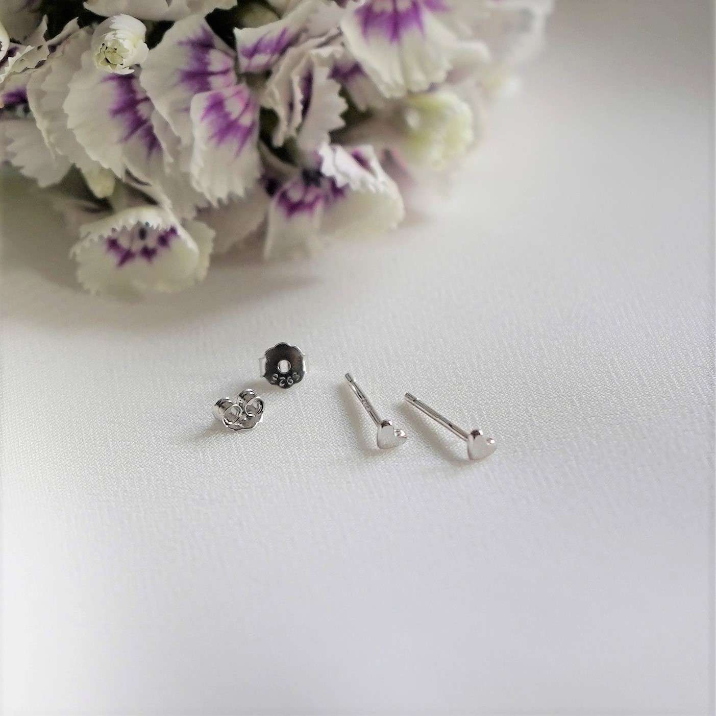 Love Mini | Christliche Ohrstecker – 925 Sterling Silber vergoldet – nachhaltig verpackt 15 Feiner Silber-Schmuck mit Herz-Design auf weißem Hintergrund, christliche Marken.