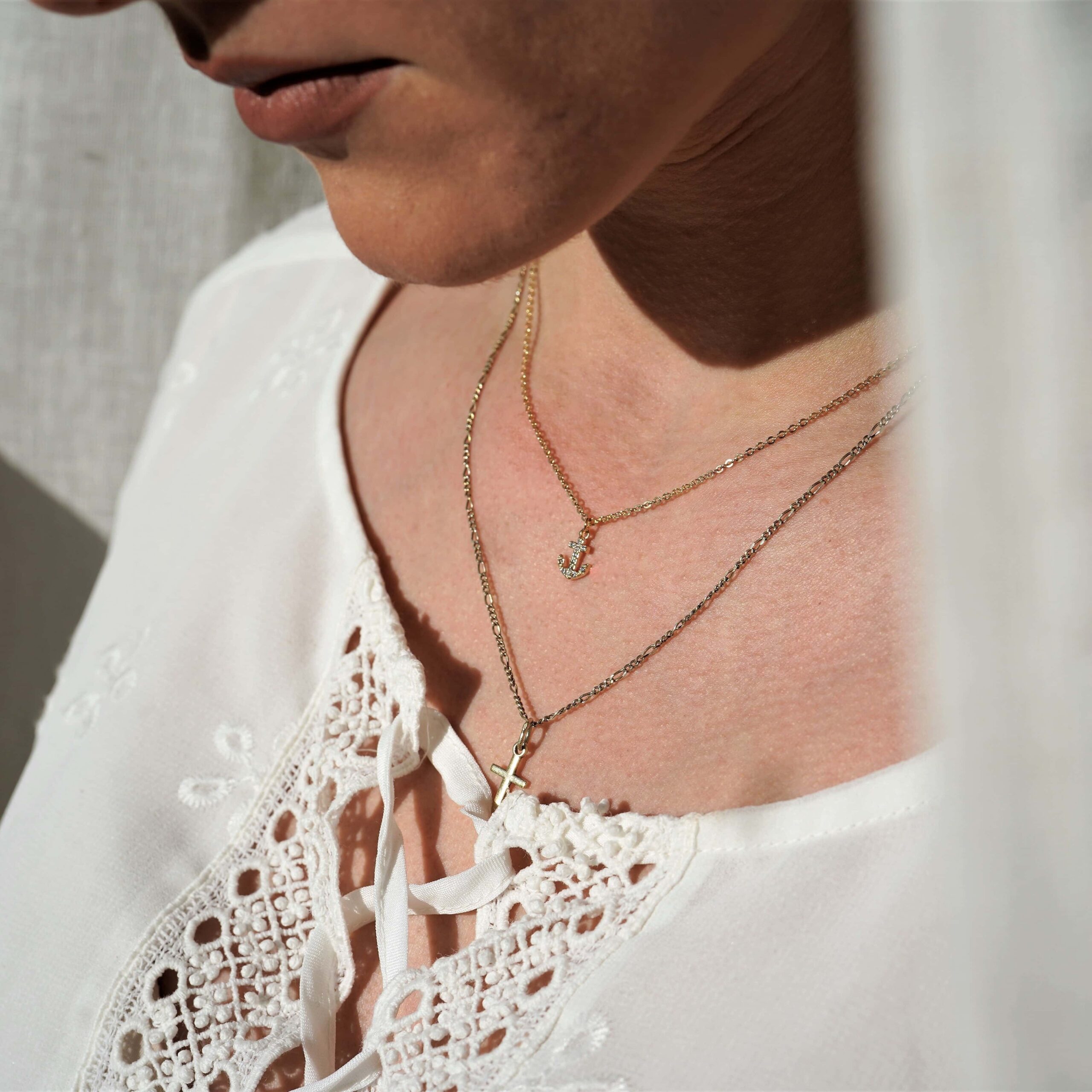 Minimalistic Anchor | Christliche Kette – 925 Sterling Silber – 18k gold beschichtet – verstellbar 3 Schmuck mit christlichen Anhängern auf zarter Haut, elegante Mode und Accessoires.