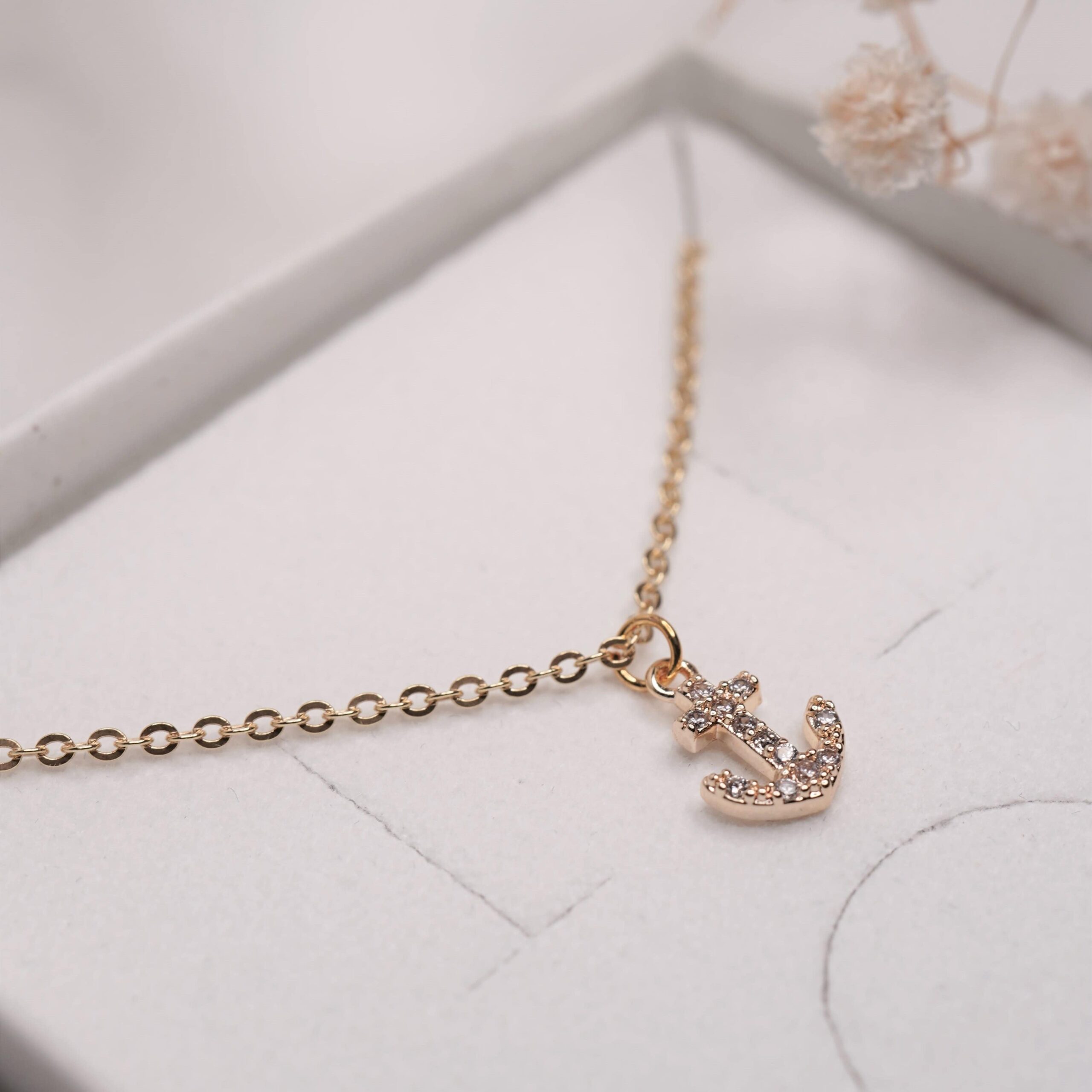 Minimalistic Anchor | Christliche Kette – 925 Sterling Silber – 18k gold beschichtet – verstellbar 4 Goldene Anker-Halskette mit funkelnden Kristallen, christliches Schmuckstück, Geschenkideen.