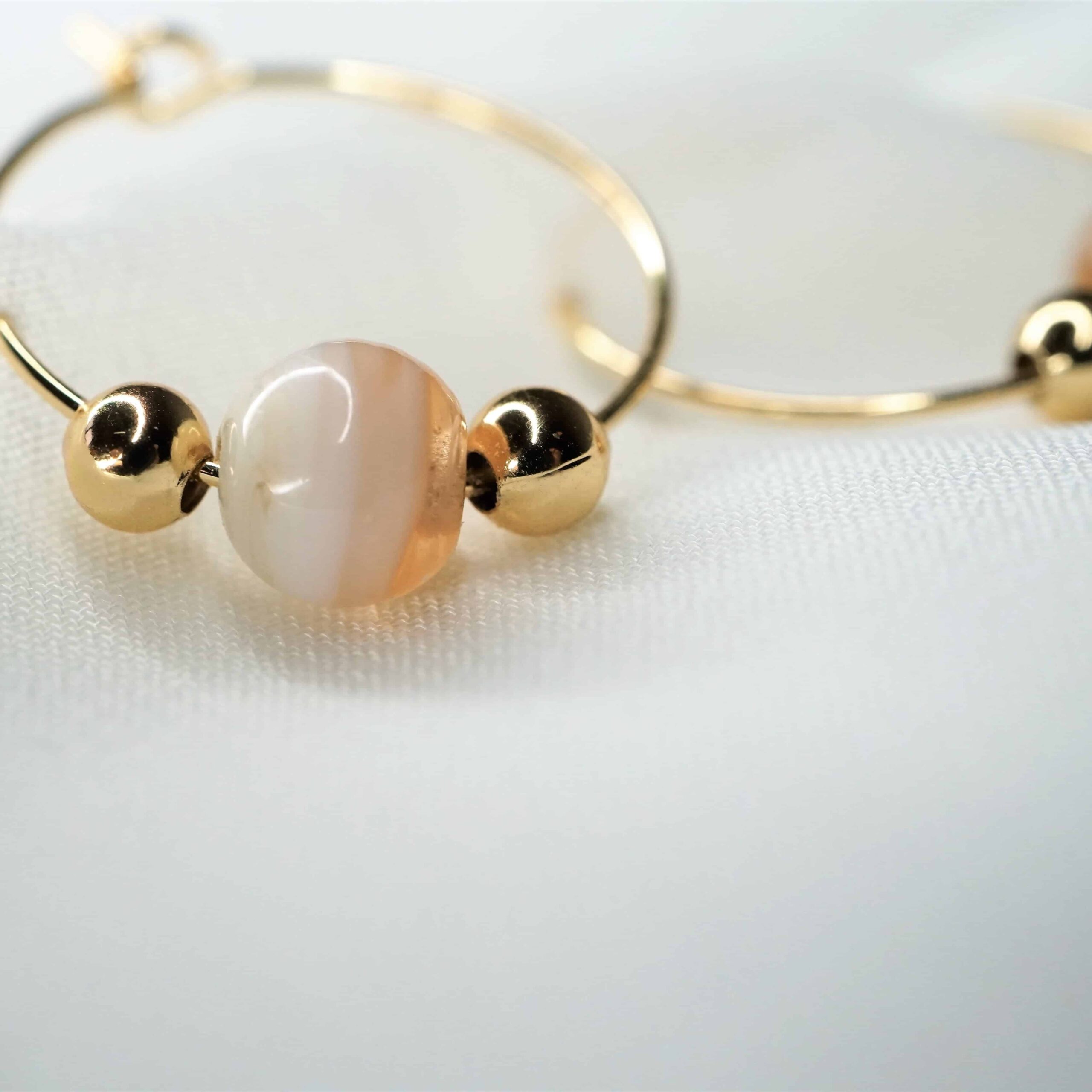 Sara | Christliche Creolen – 18k Gold beschichtet – Perlen aus Glas – nickelfrei – 20mm Durchmesser 3 Elegantes christliches Schmuckstück mit Perle und goldenen Elementen, symbolisch für Glauben.