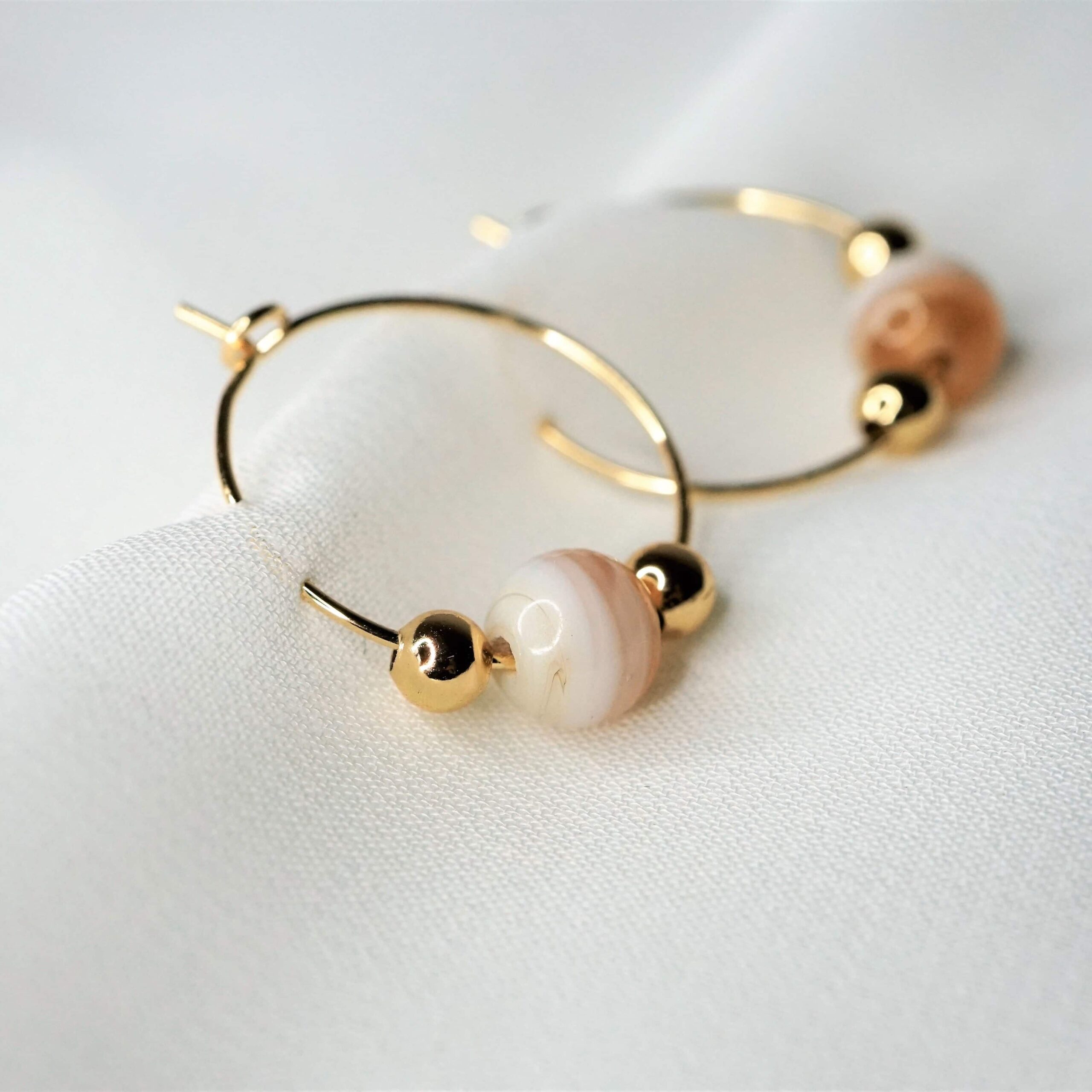 Sara | Christliche Creolen – 18k Gold beschichtet – Perlen aus Glas – nickelfrei – 20mm Durchmesser 1 Elegante goldene Ohrringe mit Perlen, christlicher Schmuck, Christliche Mode Accessoires.