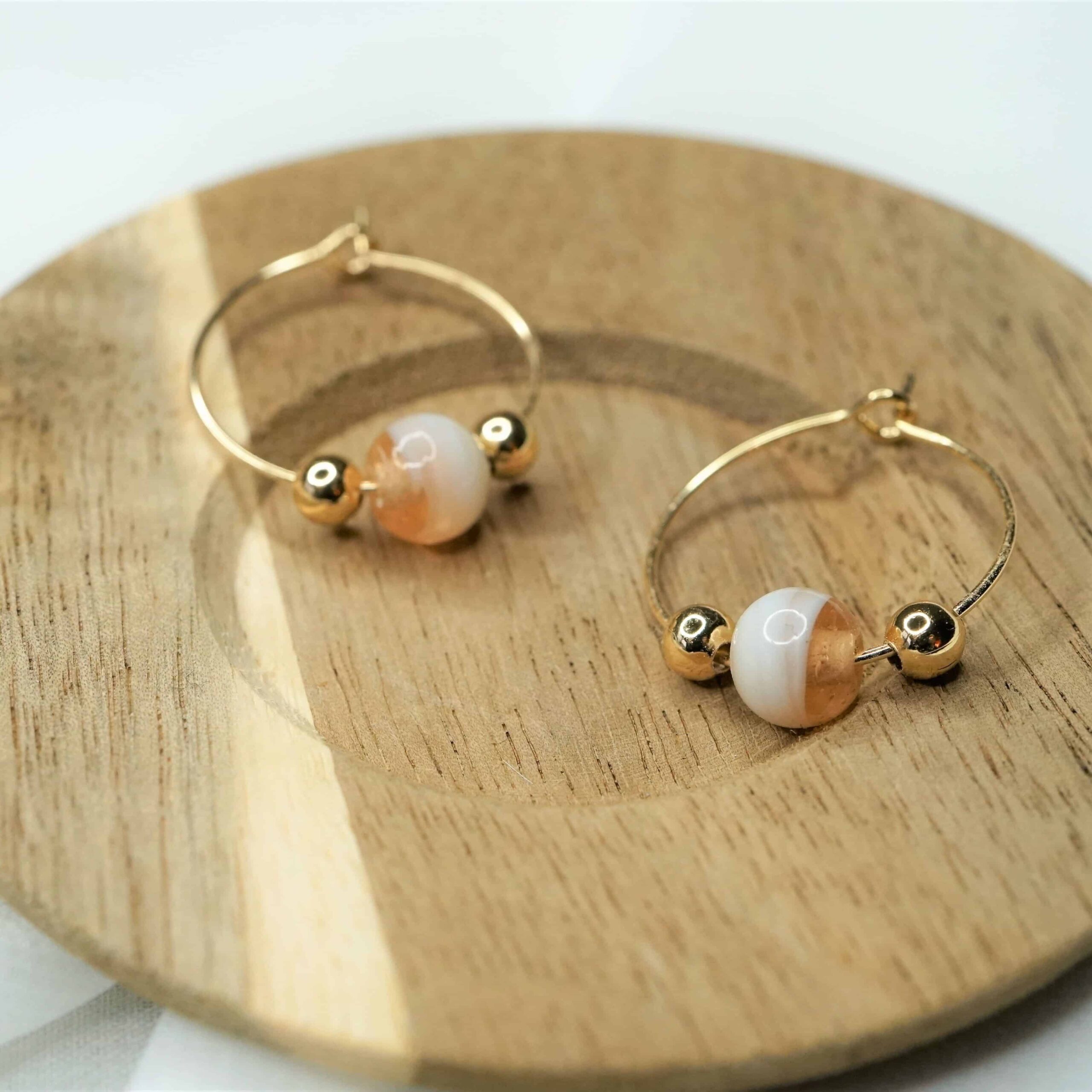 Sara | Christliche Creolen – 18k Gold beschichtet – Perlen aus Glas – nickelfrei – 20mm Durchmesser 4 Elegante goldene Creolen mit weißen Perlen und goldenen Akzenten, christliche Schmuckmode.
