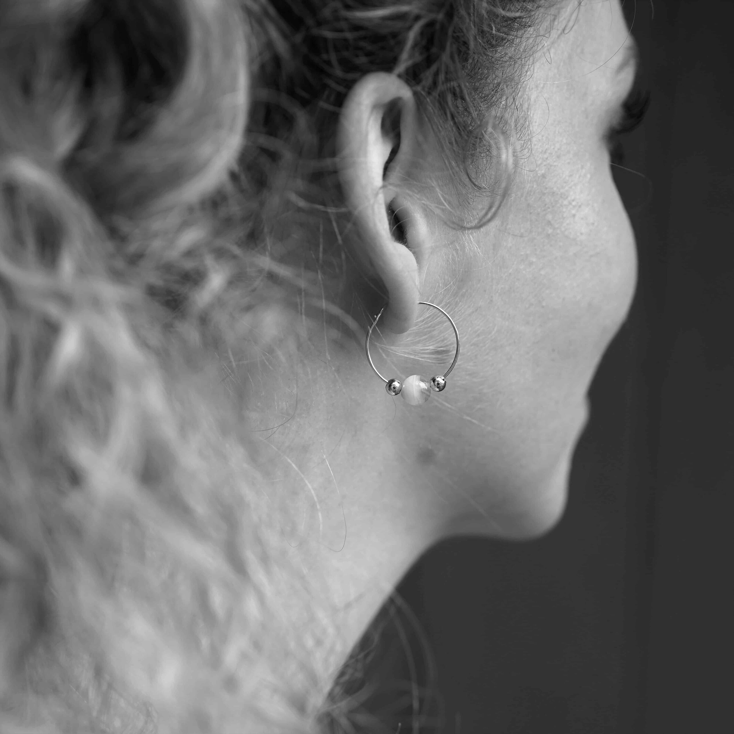 Sara | Christliche Creolen – 18k Gold beschichtet – Perlen aus Glas – nickelfrei – 20mm Durchmesser 5 Ohrring mit Perle und Silberkugel, modische Schmuckstücke für Frauen, christliches Design.