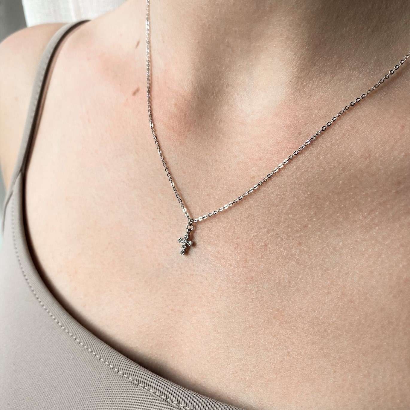 Saved by Grace | Christliche Kette – 925 Sterling Silber – 24k Gold beschichtet – individuell verstellbar 8 Schmuck mit Kreuzanhänger, christliches Silberkettchen, christlicher Schmuck, femininer Halskettenstil.