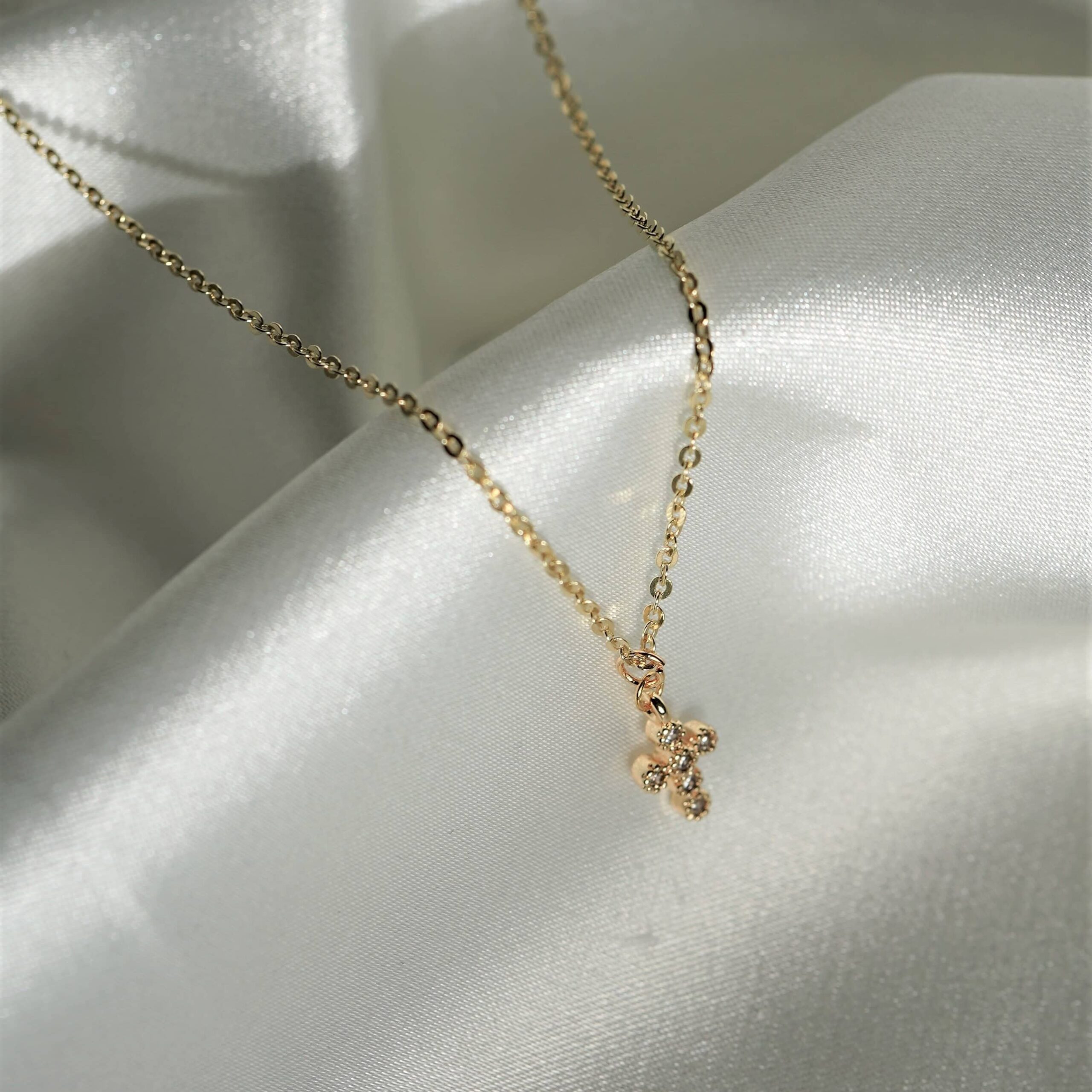 Saved by Grace | Christliche Kette – 925 Sterling Silber – 24k Gold beschichtet – individuell verstellbar 9 Schmuckanhänger mit Kreuz, christliches Schmuckstück, Goldkette, christliche Geschenke, Mookho.de.