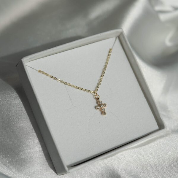 Christlicher Schmuck, Kreuzanhänger, goldene Halskette, religiöse Mode, christliches Accessoire.