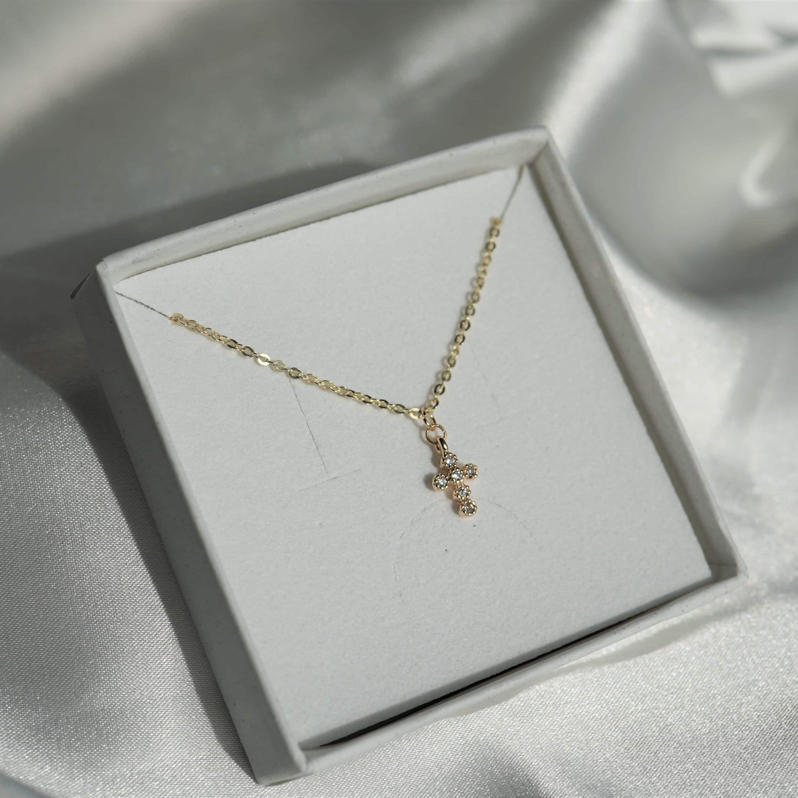 Saved by Grace | Christliche Kette – 925 Sterling Silber – 24k Gold beschichtet – individuell verstellbar 7 Christlicher Schmuck, Kreuzanhänger, goldene Halskette, religiöse Mode, christliches Accessoire.
