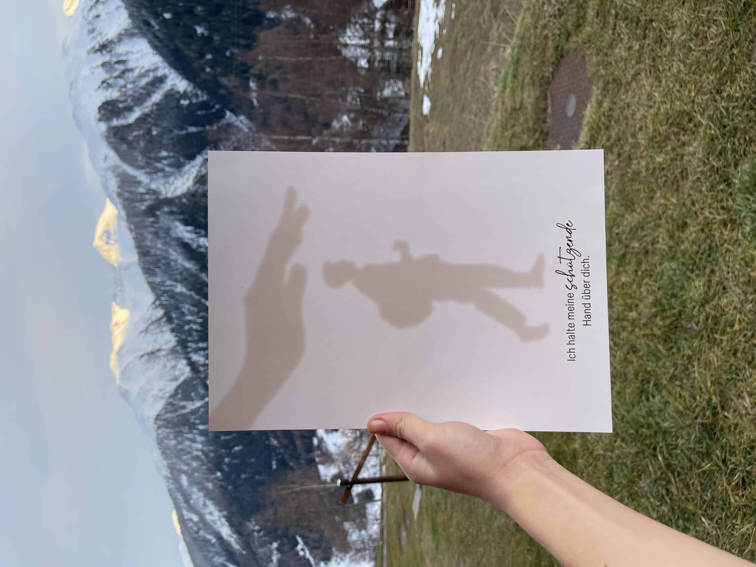 Schützende Hand; Poster A4 2 Verspielt und inspirierend, christliche Botschaften auf Papier, Berglandschaft, Mookho.de.