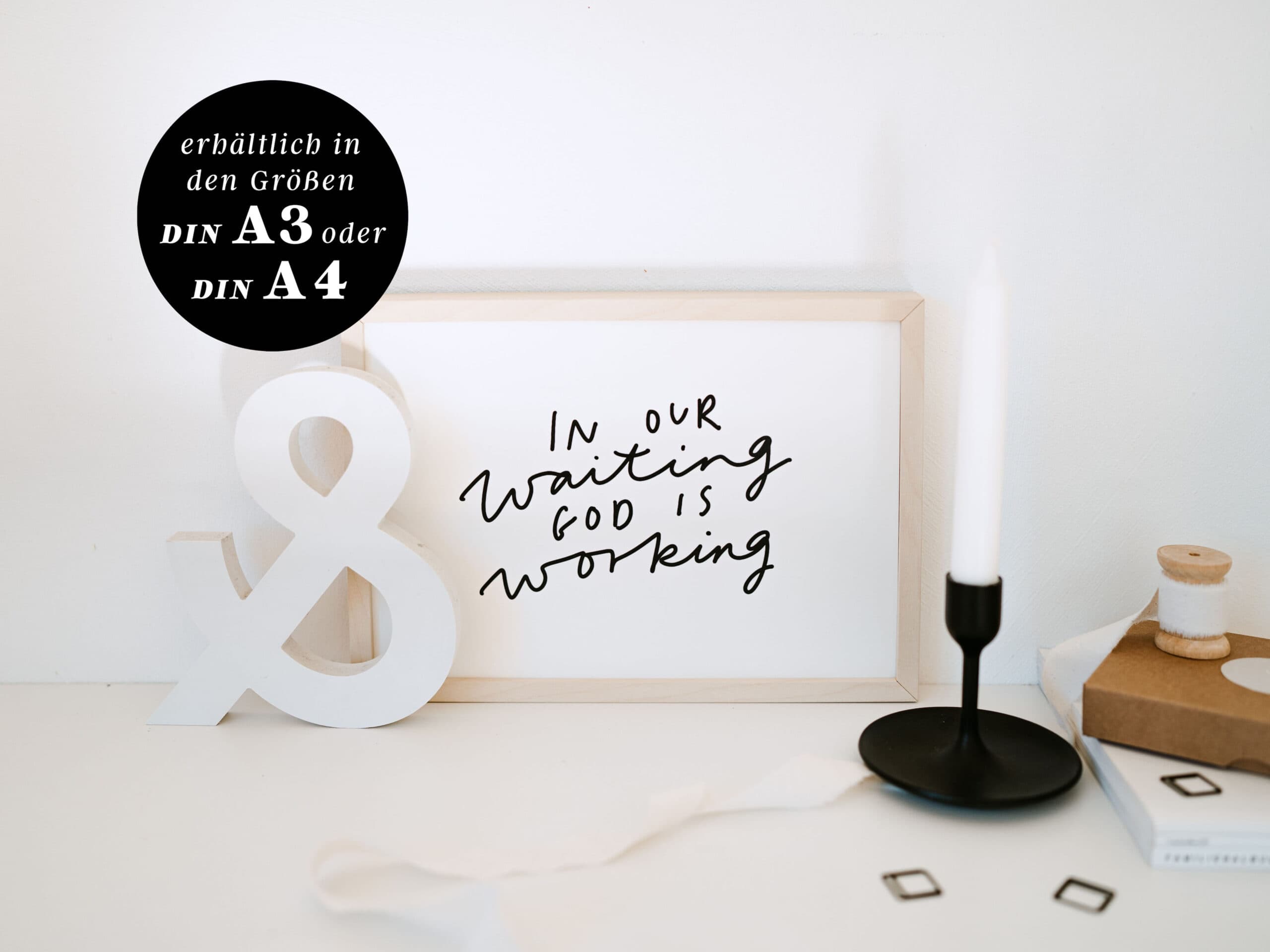 Gottes Affirmationsbild mit Schriftzug auf Holzrahmen, dekorativer Kerze und Geschenkartikel.
