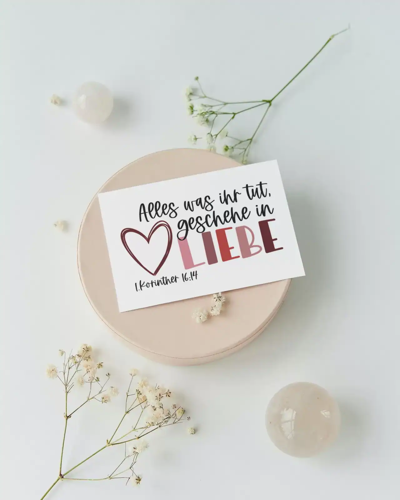 Alles was ihr tut, geschehe in Liebe, 1. Korinther 16, 14 - Jahreslosung 2024 - Postkarte 3 Gottes Botschaft Liebe Bibelvers Zitat auf christlicher Grußkarte, Inspiration, Bibelzitat, christliche Botschaft.