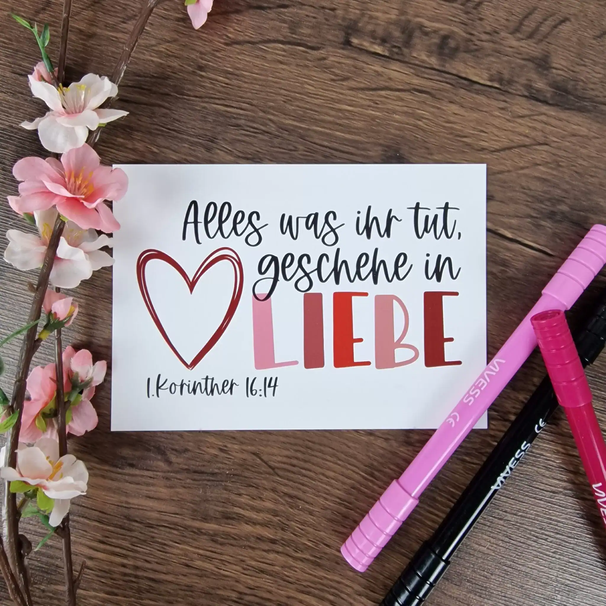 Alles was ihr tut, geschehe in Liebe, 1. Korinther 16, 14 - Jahreslosung 2024 - Postkarte 2 Liebevolle christliche Grußkarte mit Bibelvers Korinther 16:14, christliche Marken auf mookho.de.