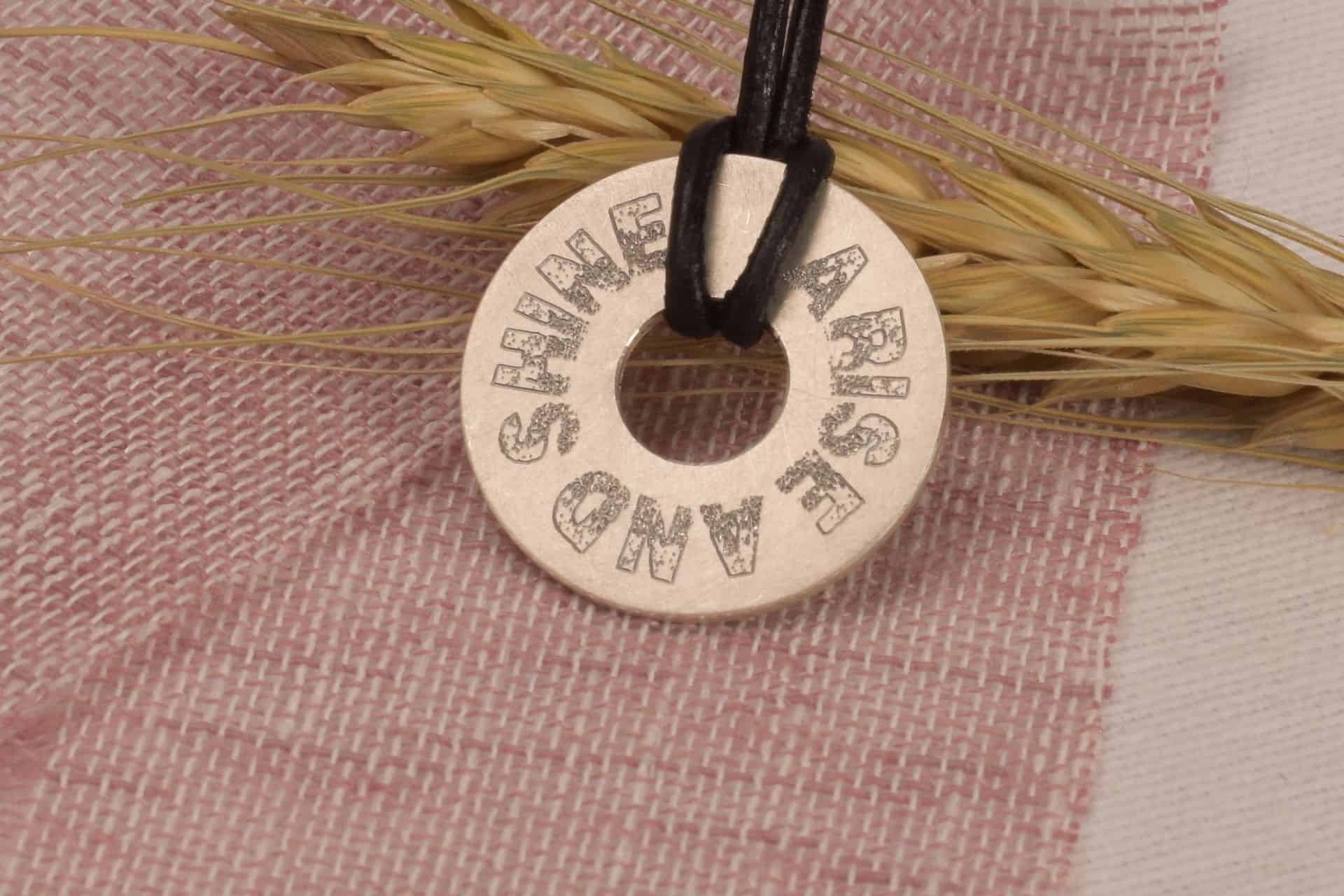 Schmuckanhänger mit religiöser Inschrift und Lederband, christliches Schmuckstück, Glaube, Jubiläum, Geschenk.