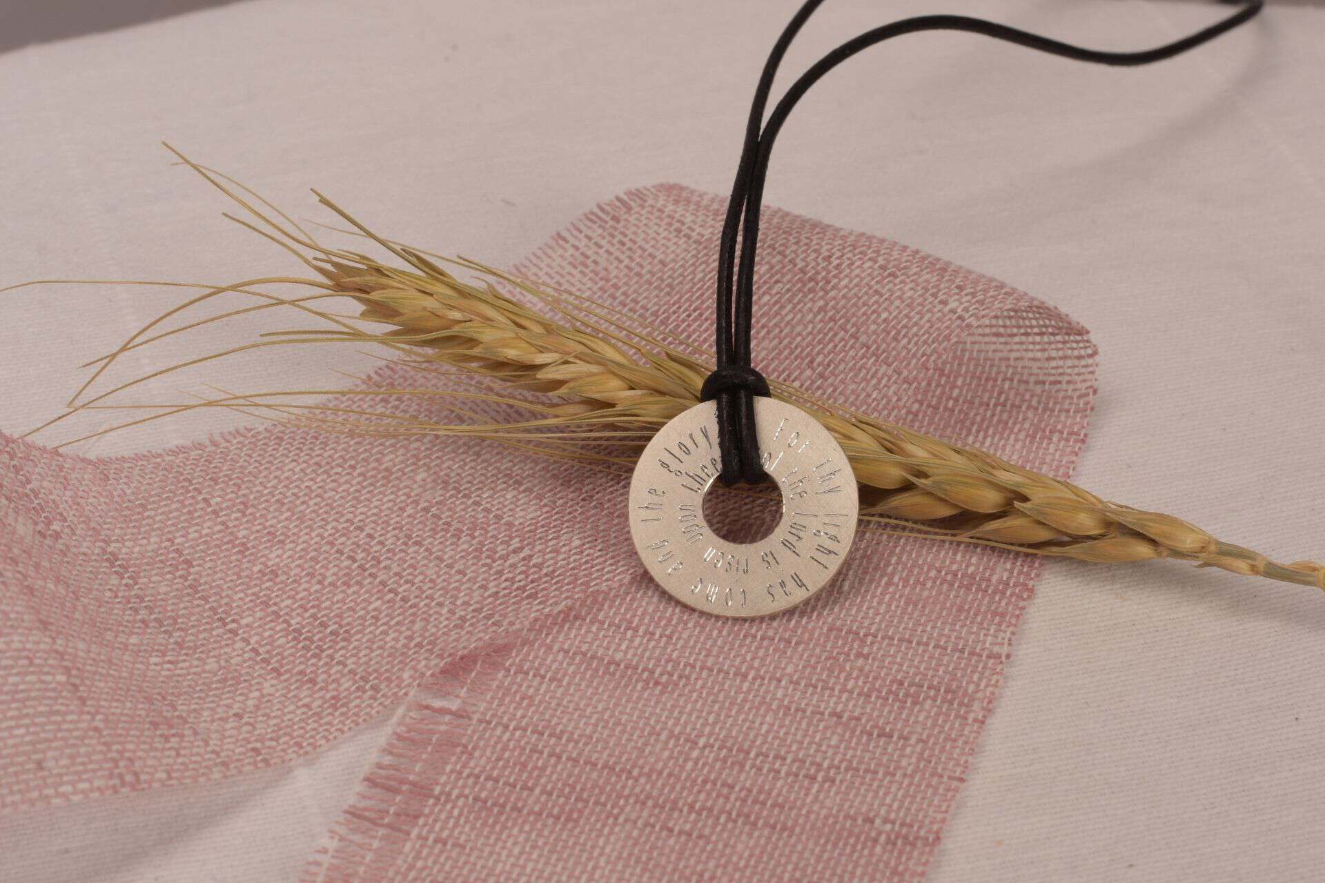 Verstaler - ARISE AND SHINE 3 Schmuckstück mit christlichem Motiv auf Stoff, Geschenkidee, geistlicher Anhänger.