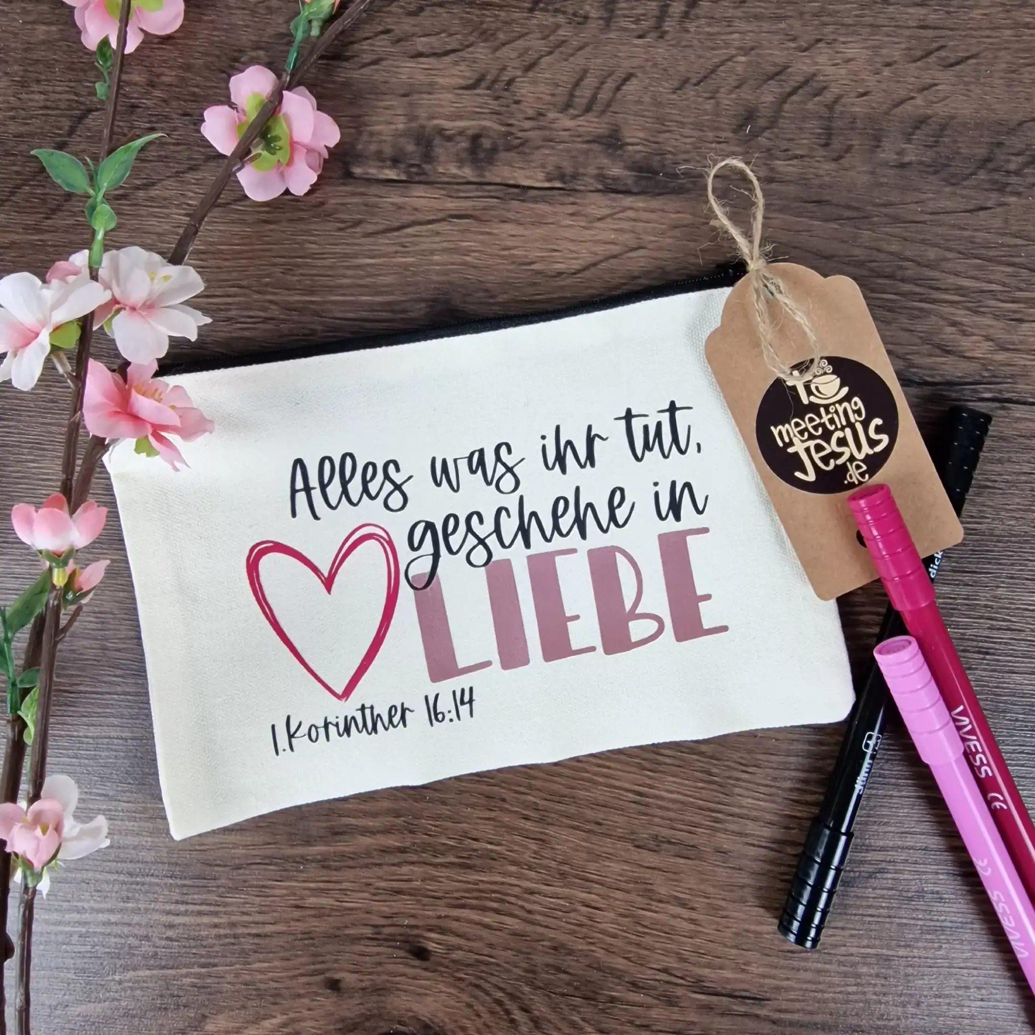 Alles was ihr tut geschehe in Liebe, 1. Korinther 16, 14 - Jahreslosung 2024 - Federmäppchen / Kosmetiktasche 1 Lebenshilfe Bibelzitat Liebe Geschenk, christliche Marken, inspirierende Geschenkideen.