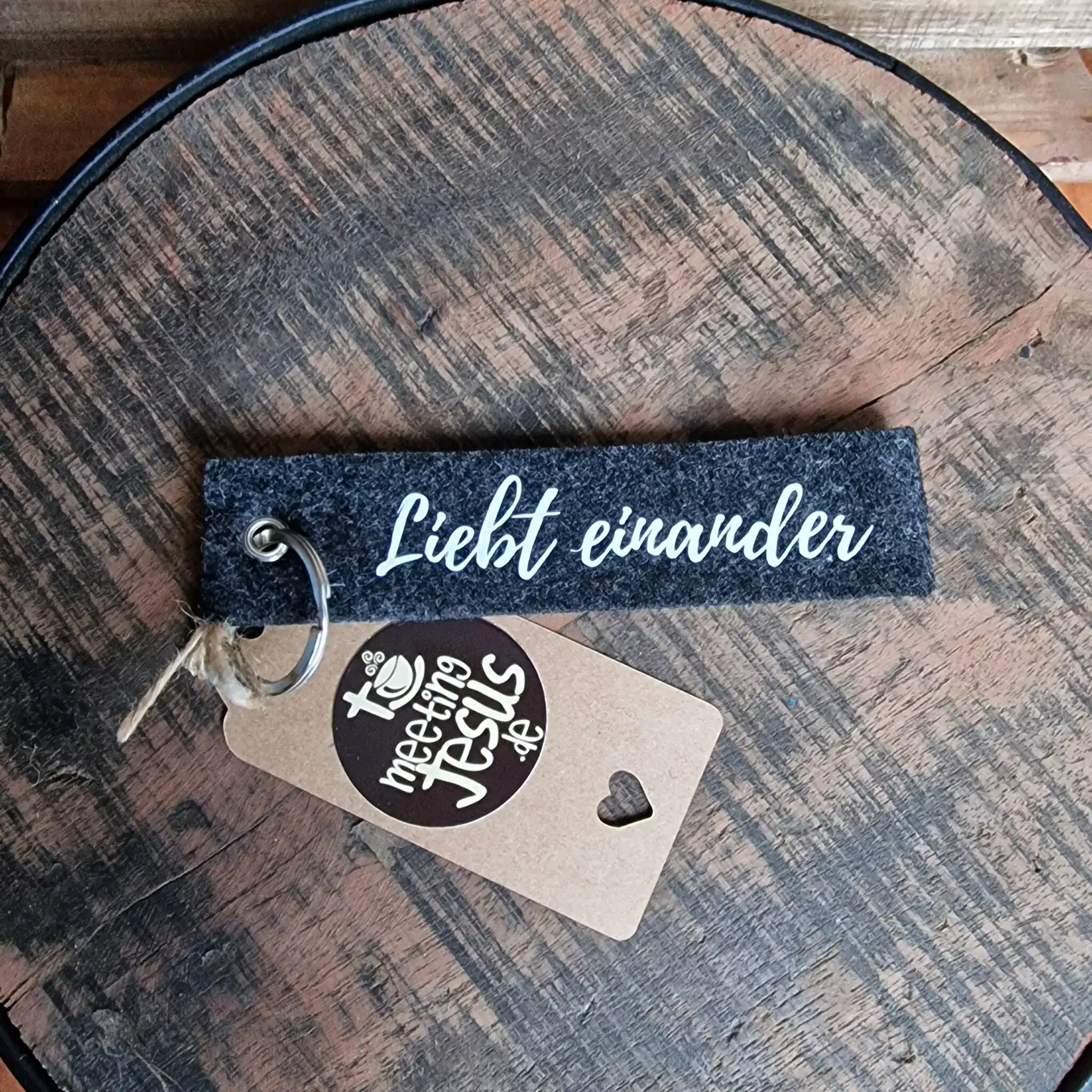 Liebt einander | Filz-Schlüsselanhänger | Accessoire | Christlich | Geschenk | Glaube | Gott | Jesus | Mitbringsel | Bibel | Affirmation 2 Liebevoller christlicher Schlüsselanhänger mit "Liebt einander" Schriftzug.