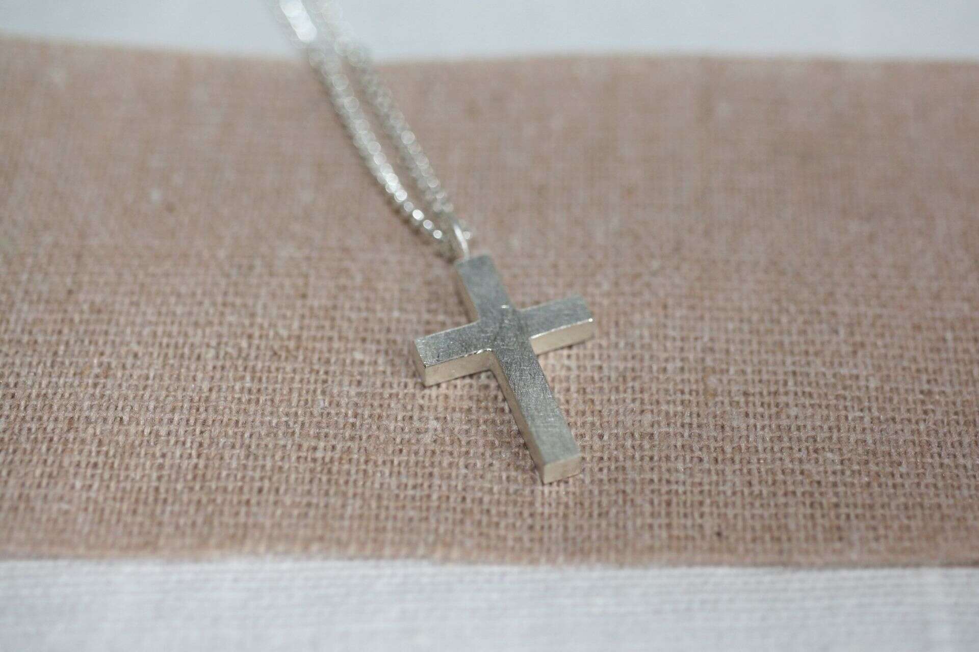 Halskette mit Kreuz-Anhänger, christliche Schmuckartikel auf mookho.de.