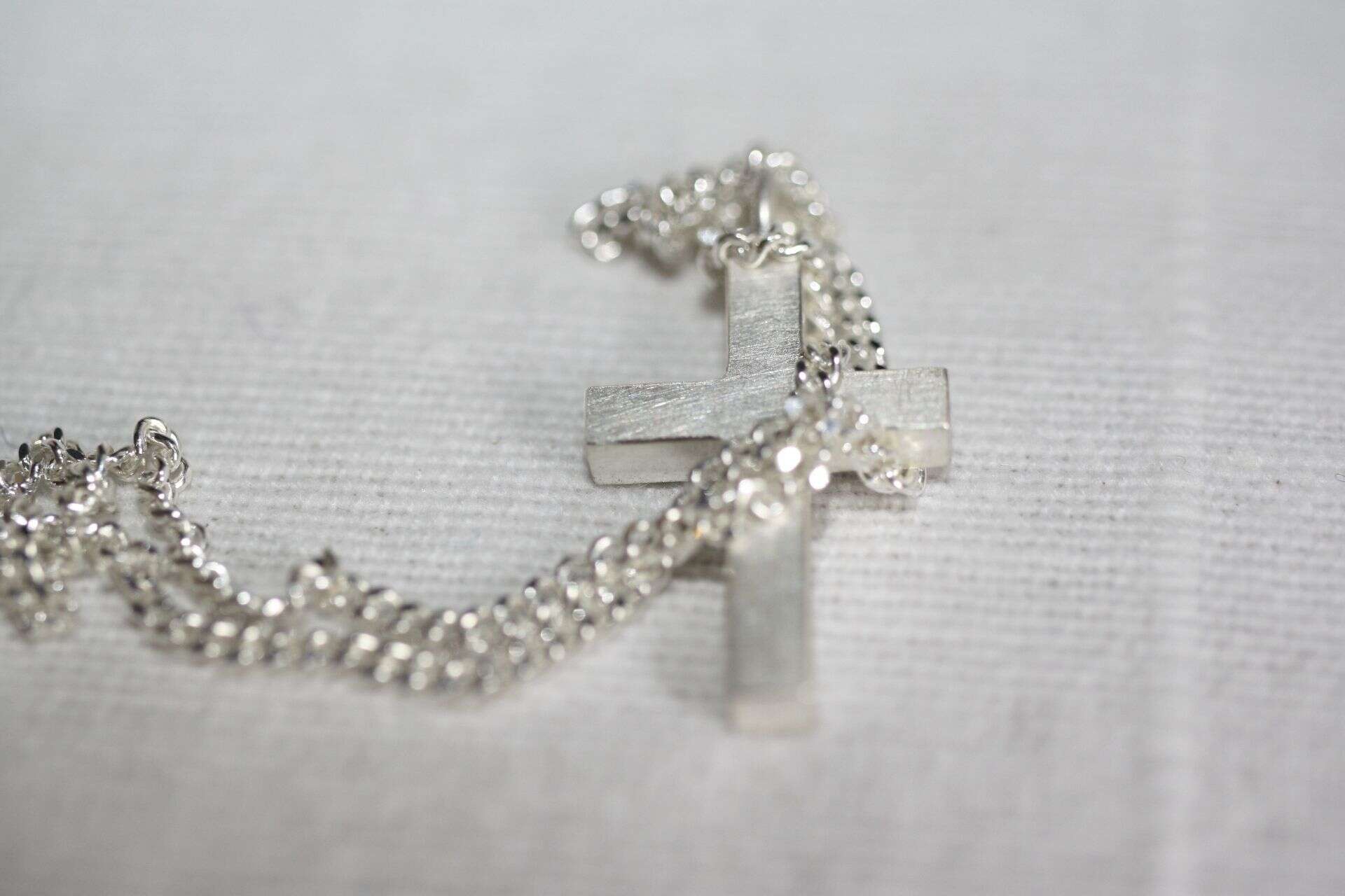 Kreuz - FAITH 10 Gekreuztes Kreuzanhänger aus Silber, christlich, Schmuck, Religion, Mookho.de.