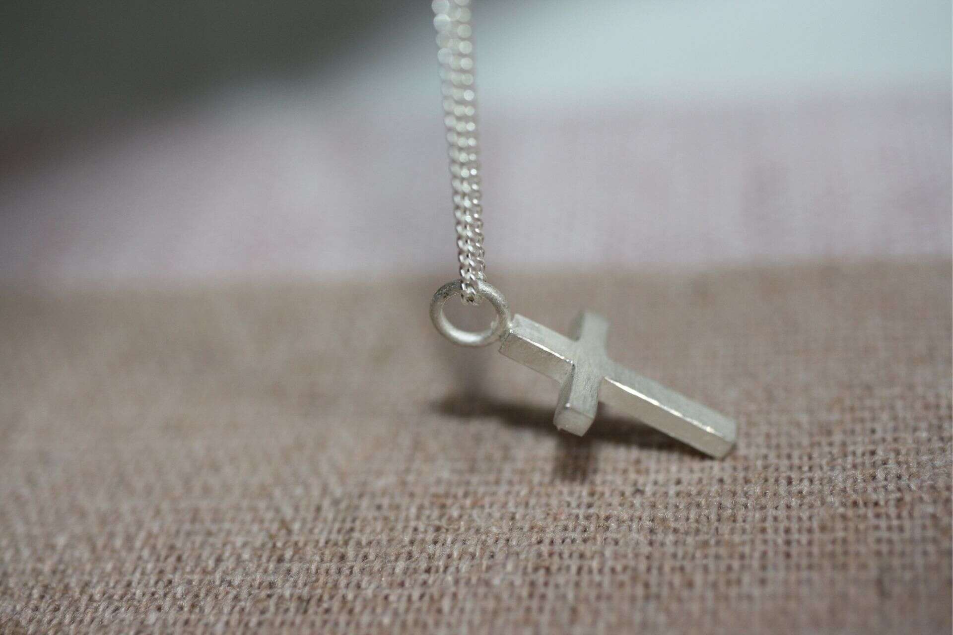 Kreuz - GRACE 10 Silbernes Kreuz Anhänger auf Kette, christliches Schmuckstück, Accessoire, Glaube, Mookho.de.