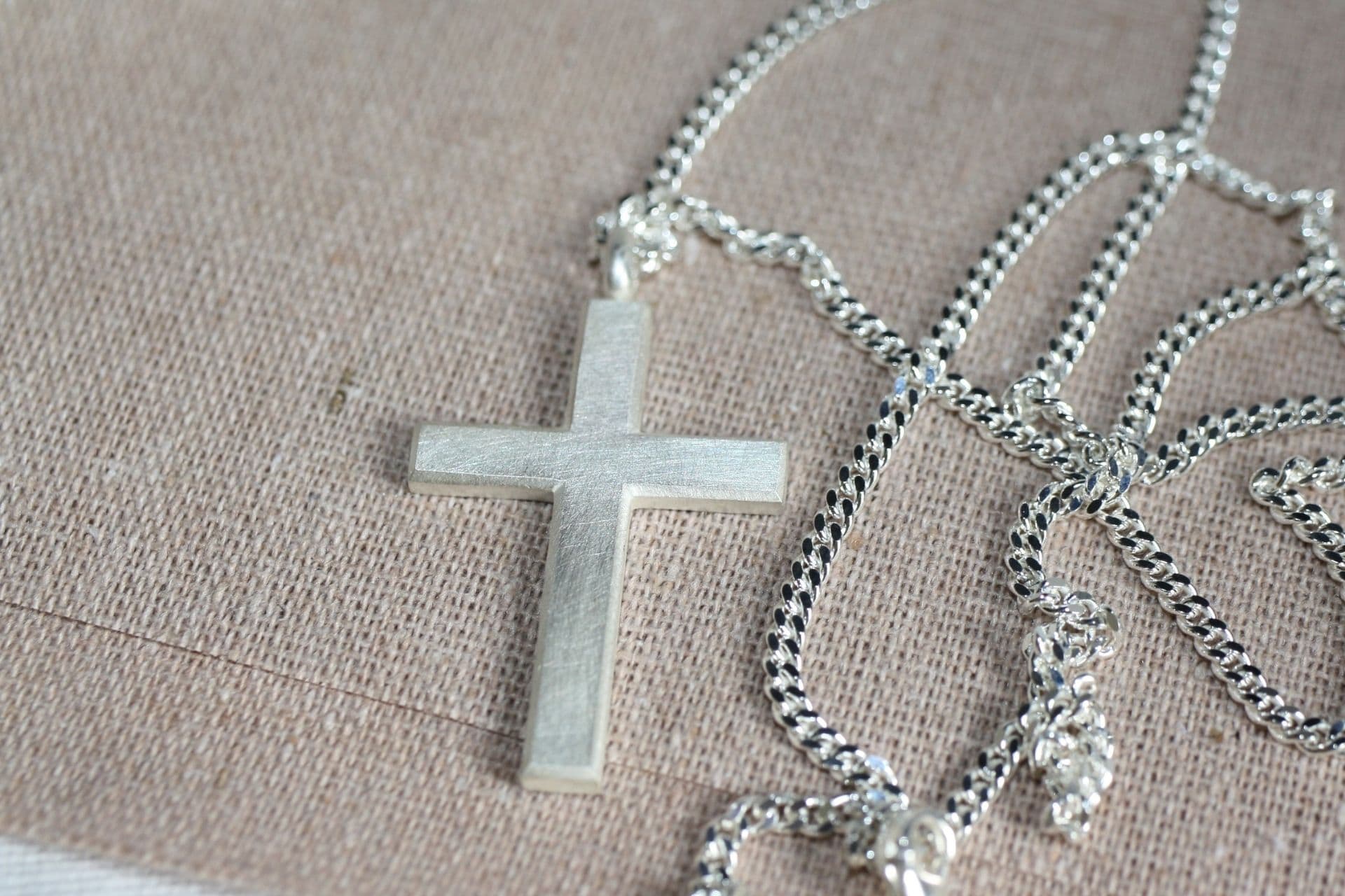 Kreuz - SIGNSETTER 13 Halskette mit Kreuzanhänger, christliche Schmucklinie, silberne Kette, religiöser Schmuck.