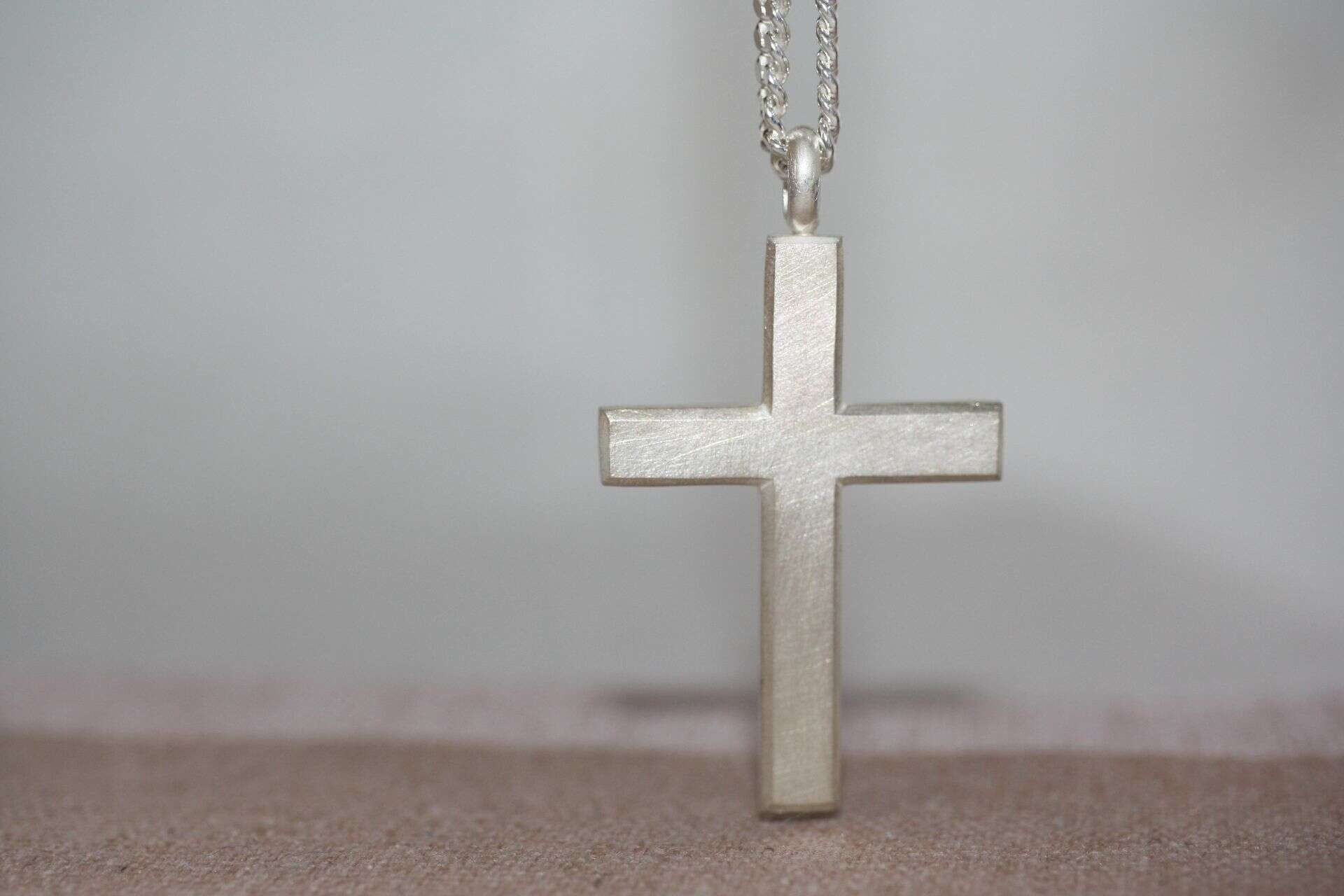 Kreuz - SIGNSETTER 12 Silbernes christliches Kreuz Anhänger, Schmuck für Gläubige, christliche Symbolik, Gebet, Glauben.