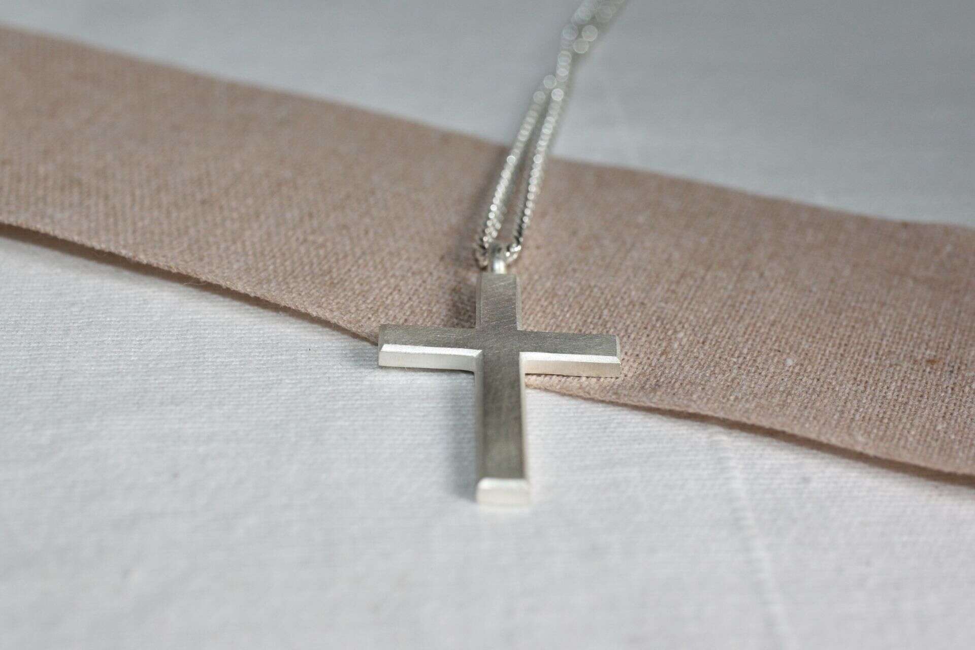 Kreuz - SIGNSETTER 14 Moderner Silberschmuck mit Kreuzanhänger, christliches Schmuckdesign.