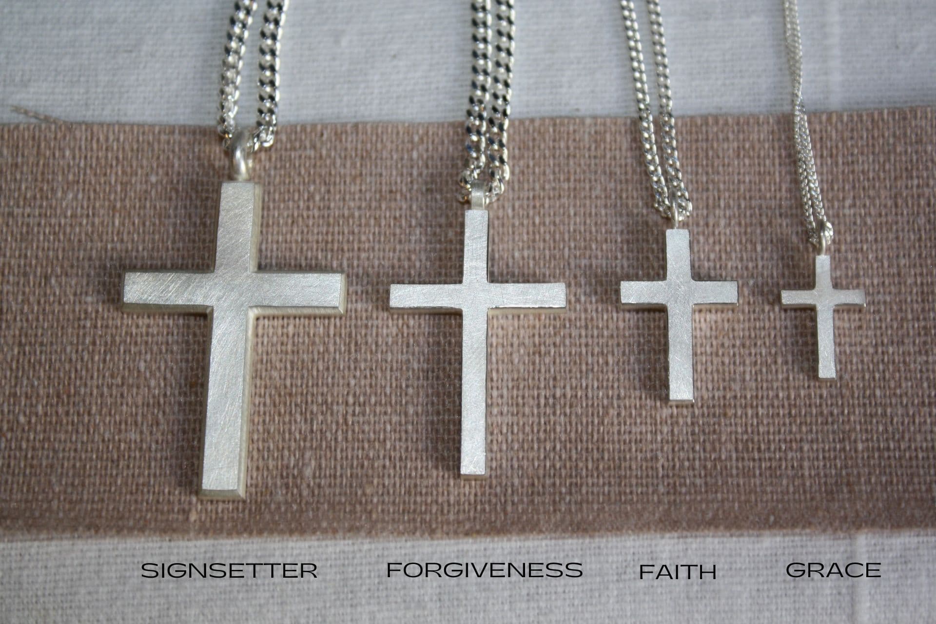 Kreuz - FAITH 12 Halsketten mit christlichen Kreuzen für Glauben und Spiritualität.