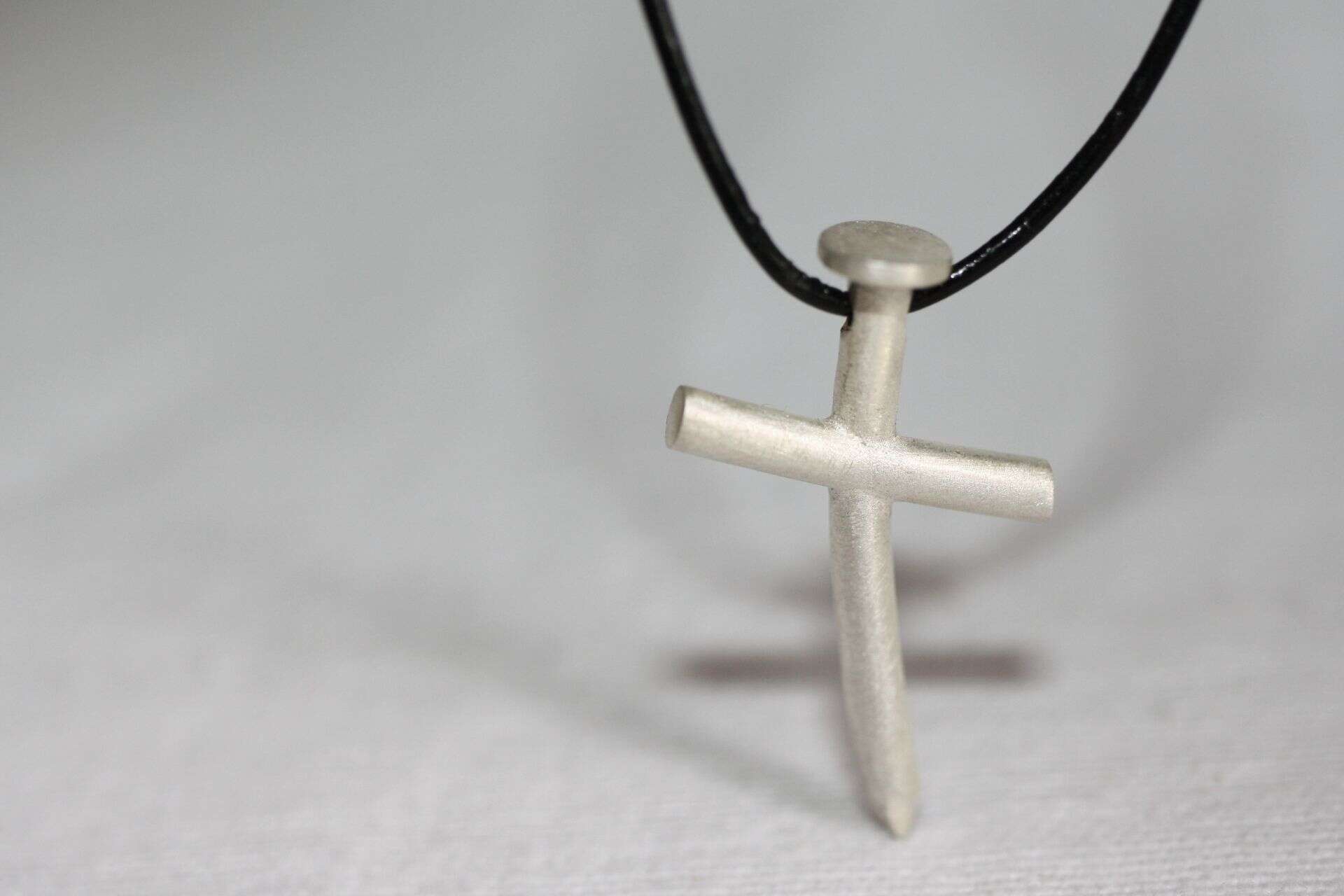 Kreuz - JUST JESUS 2 Moderner christlicher Anhänger mit Kreuz und Nagel als Symbol für Glauben und Religion.