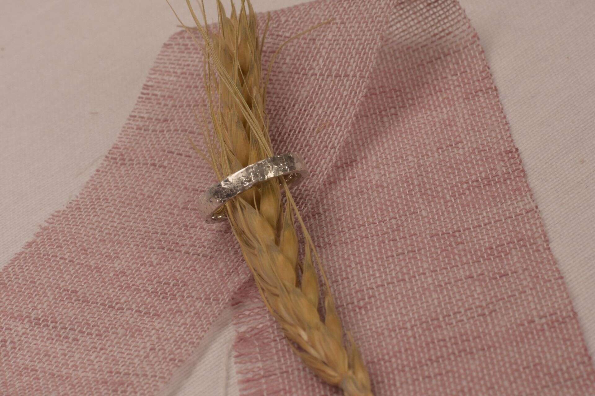 Verlobungsring auf Getreideähre, christliche Hochzeitsringe, Glaube, Liebe, Ehe, christliche Marken.