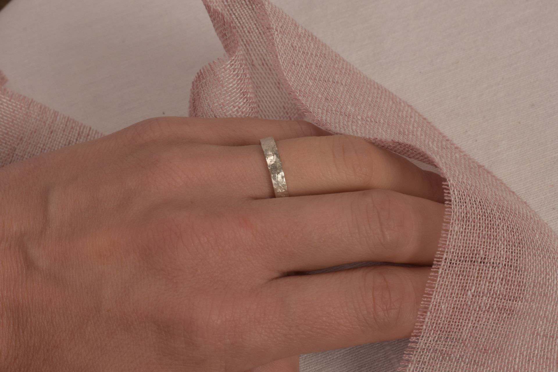 Ring STURMSTILLER 6 Moderner Silberring auf weiblicher Hand, Nahaufnahme, Schmuck für Christen, elegante Accessoires.