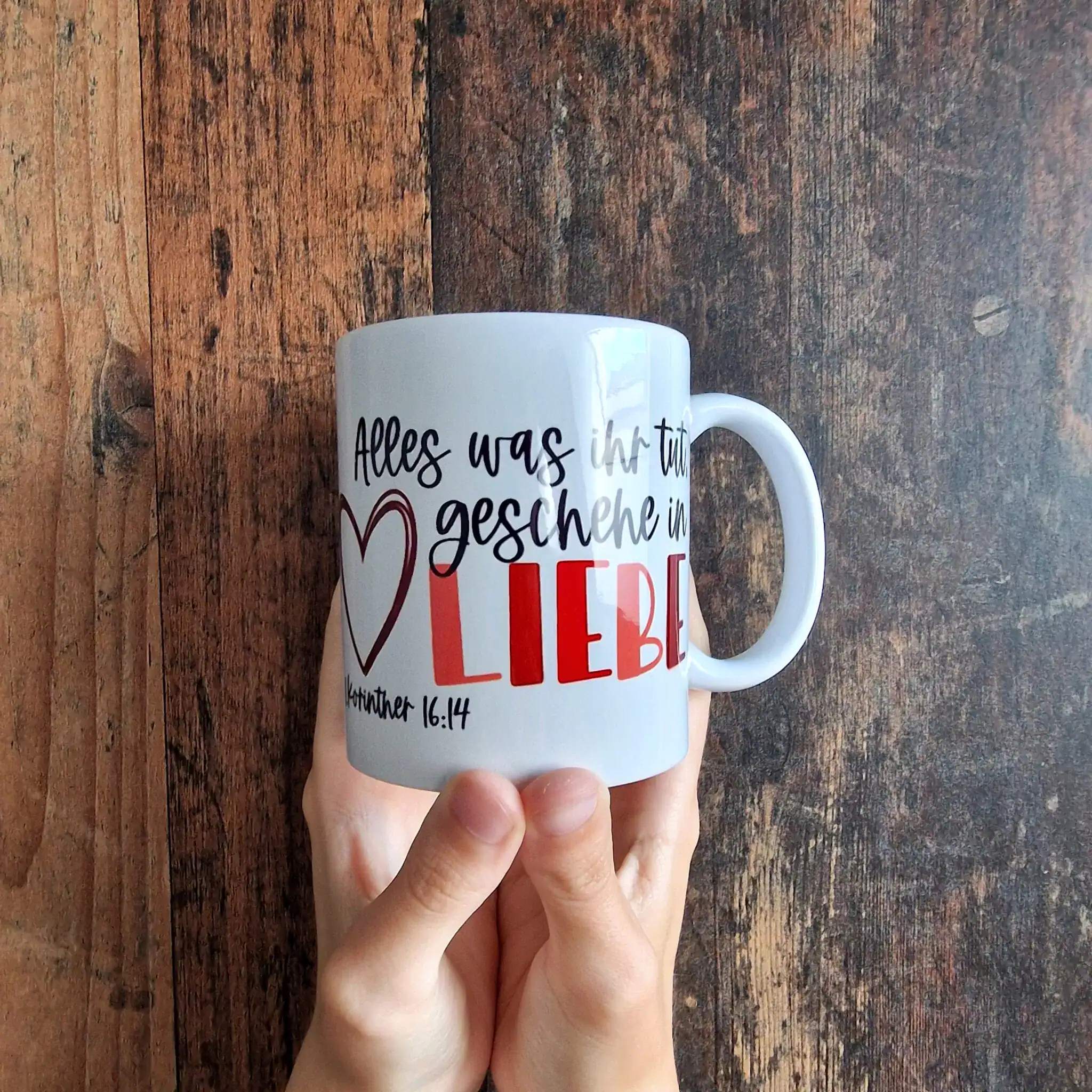 Alles, was ihr tut, geschieht in Liebe | 1. Korinther 16, 14 | Jahreslosung 2024 | Tasse 3 Glaube und Liebe Keramiktasse mit Bibelvers als Geschenk für Christen.