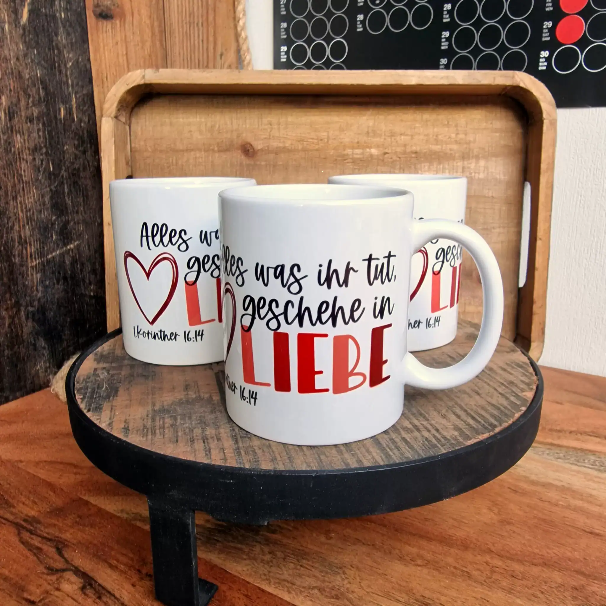 Alles, was ihr tut, geschieht in Liebe | 1. Korinther 16, 14 | Jahreslosung 2024 | Tasse 2 Gebetstasse mit christlicher Botschaft für christliche Marken online kaufen.