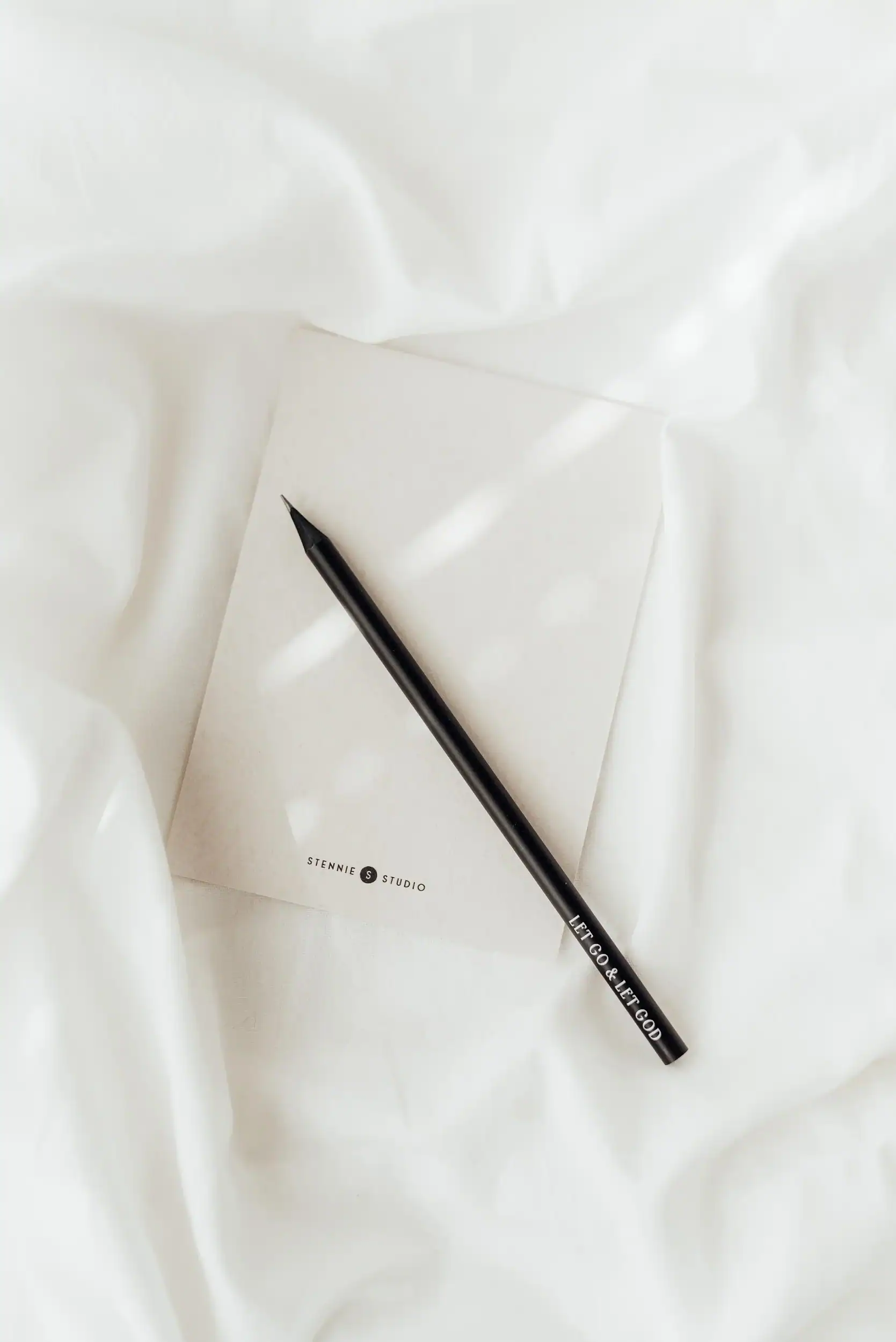 Let Go & Let God - Bleistift 2 Moderner schwarzer Stift mit Bibelvers – christliche Inspiration, Geschenkideen, religiöse Schriftzeichen.