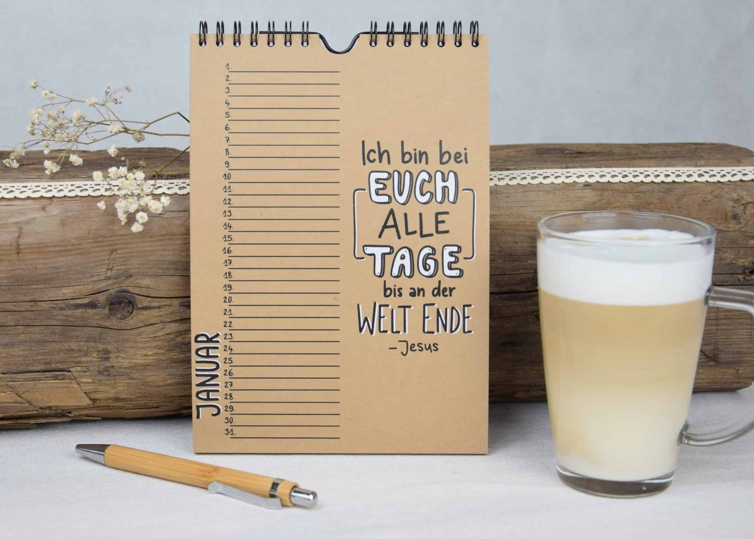 Geburtstagskalender A5 immerwährend 3 Gottestag Kalender christlich mit Bibelvers und Kaffeeglas auf Holzbrett.