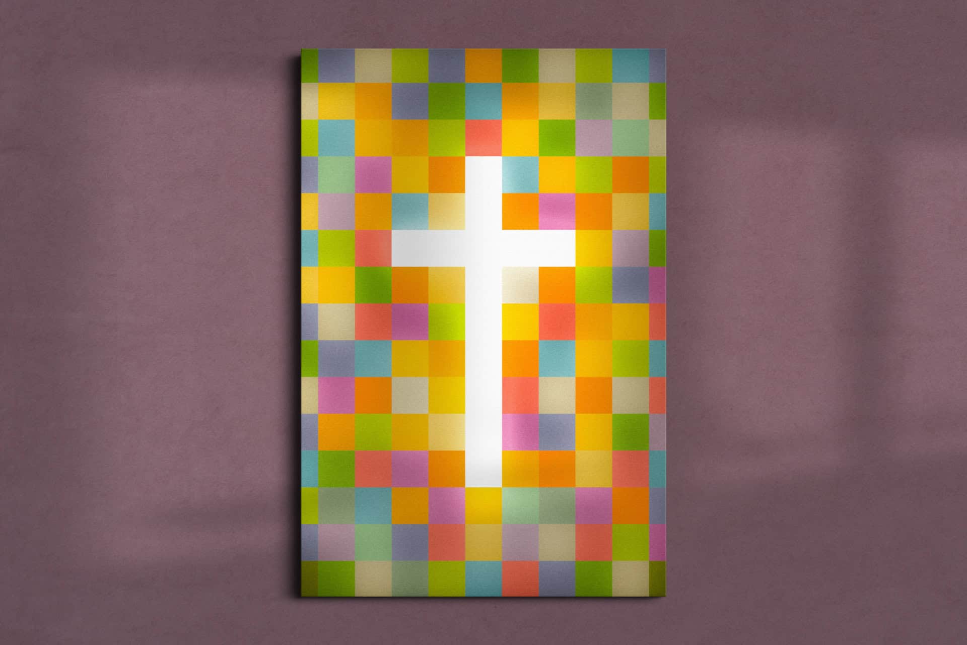Farbenfrohes christliches Kreuz auf bunter Mosaik-Hintergrund, Glaube und Inspiration.