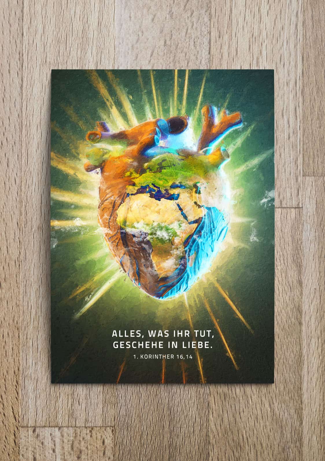 Lebensnahes Bild eines Herzens mit Erdglobus, symbolisiert christlichen Glauben und Umweltbindung.