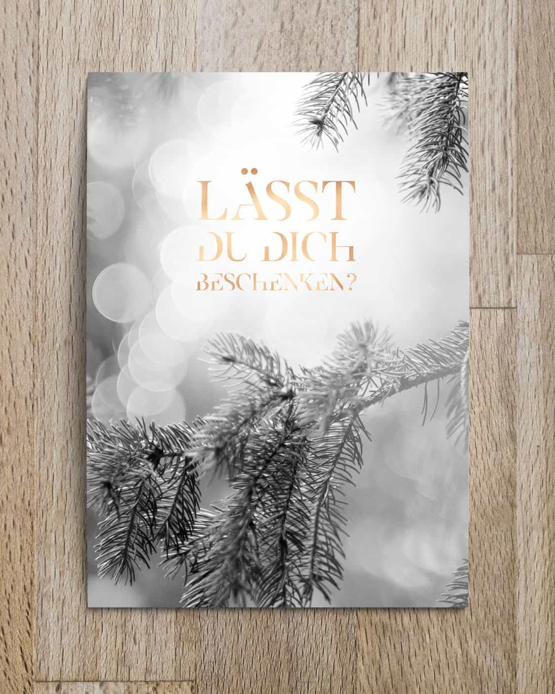 Lichterkette mit Tannenzweigen für weihnachtliche Dekorationen, christliche Geschenke, festliche Stimmung.