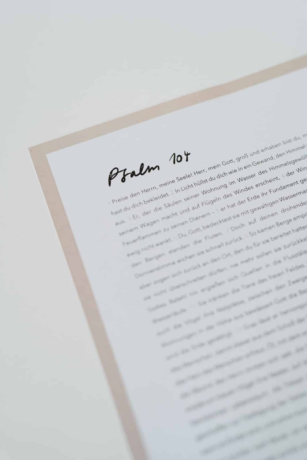 A4 Poster "How great is our God" mit Noten | Psalm 104 | Vorder- und Rückseite 5 Gebetsbuch mit Bibelversen für Christen, religiöse Bibelzitate, christliche Andachtsliteratur.