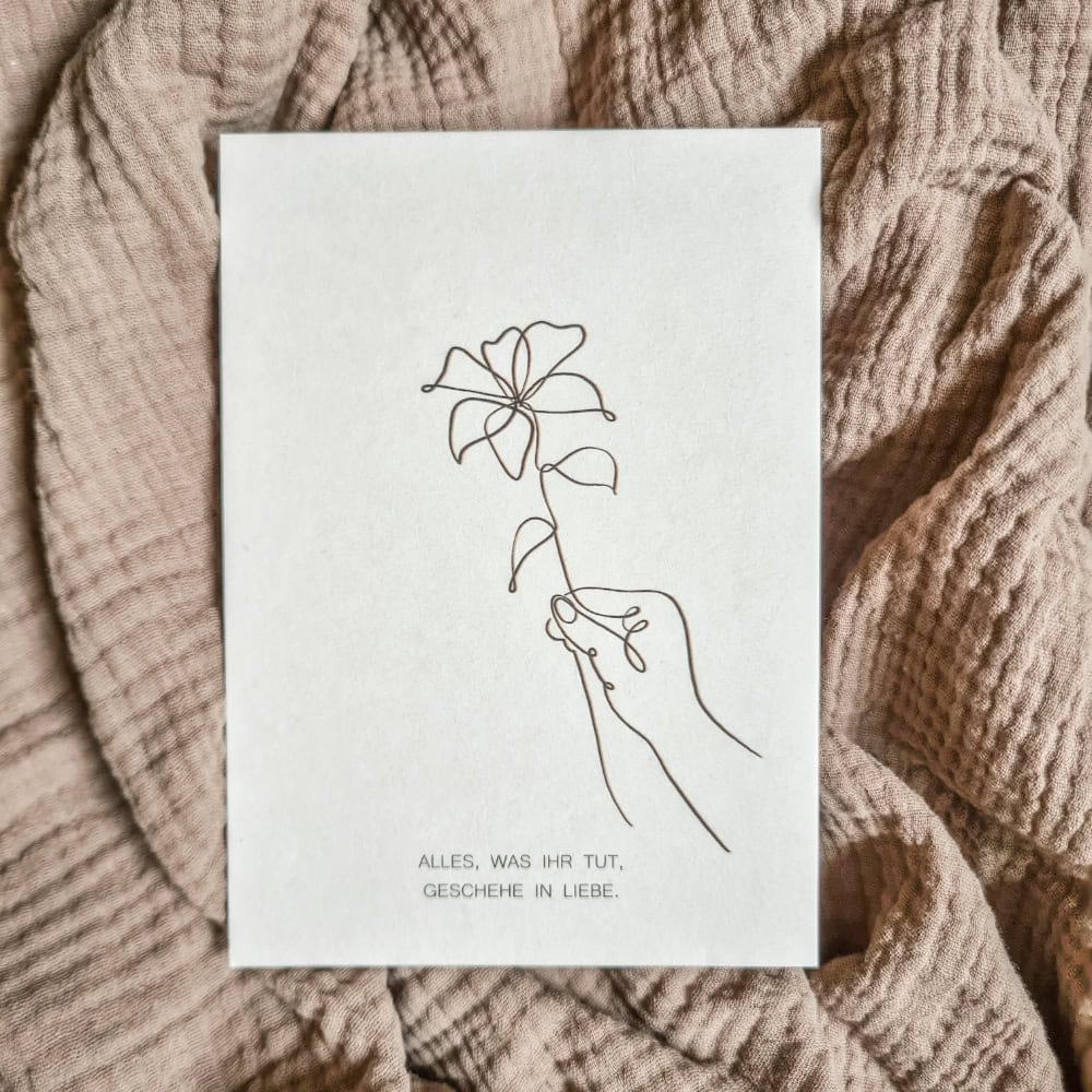 KARTE ZUR JAHRESLOSUNG 2024 aus Holzschliffpappe 1 Handzeichnung einer Hand mit Blume, christliche Grußkarte, Liebe und Glauben, Geschenke für Christen.