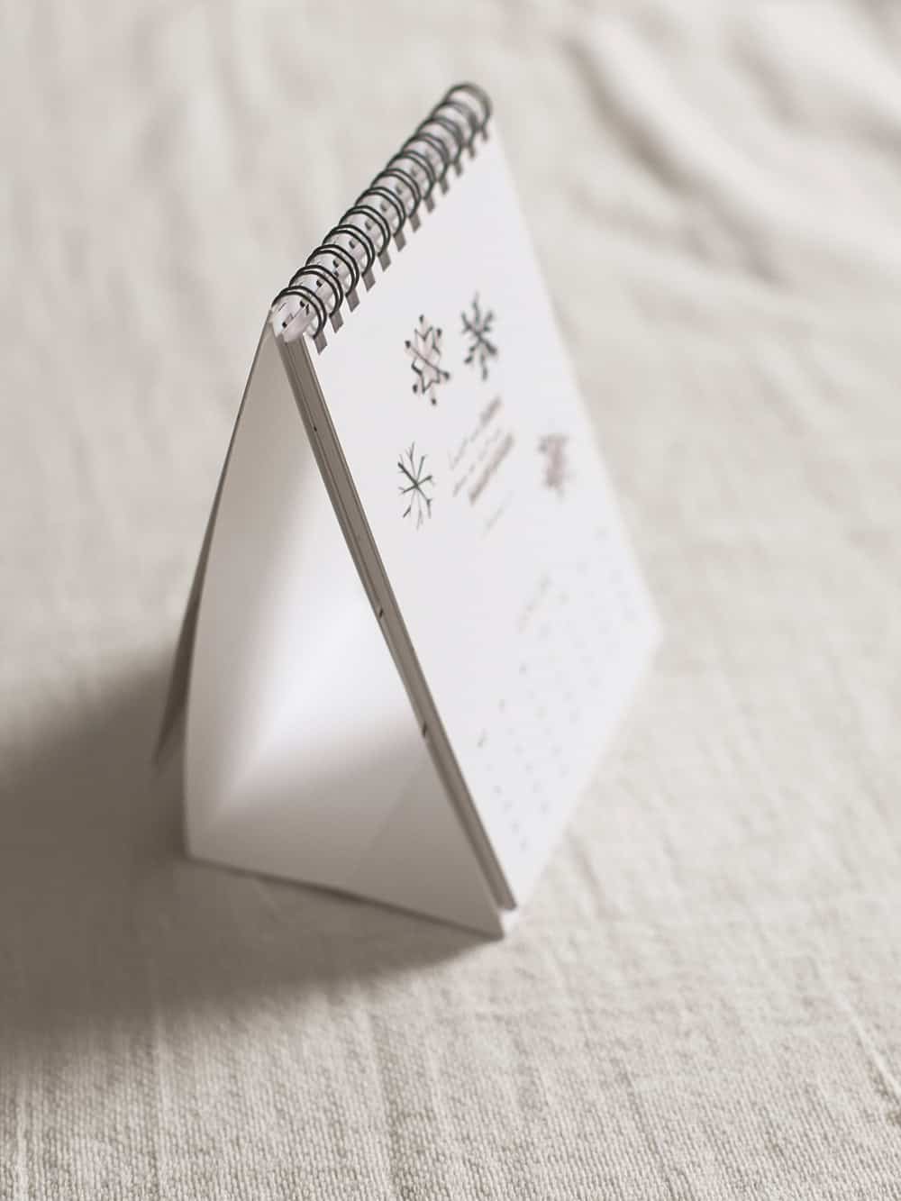 Tischkalender 2024 | DIN A6 4 Weihnachtlicher Kalender mit christlichen Motiven, Geschenkidee, spirituelle Dekoration.