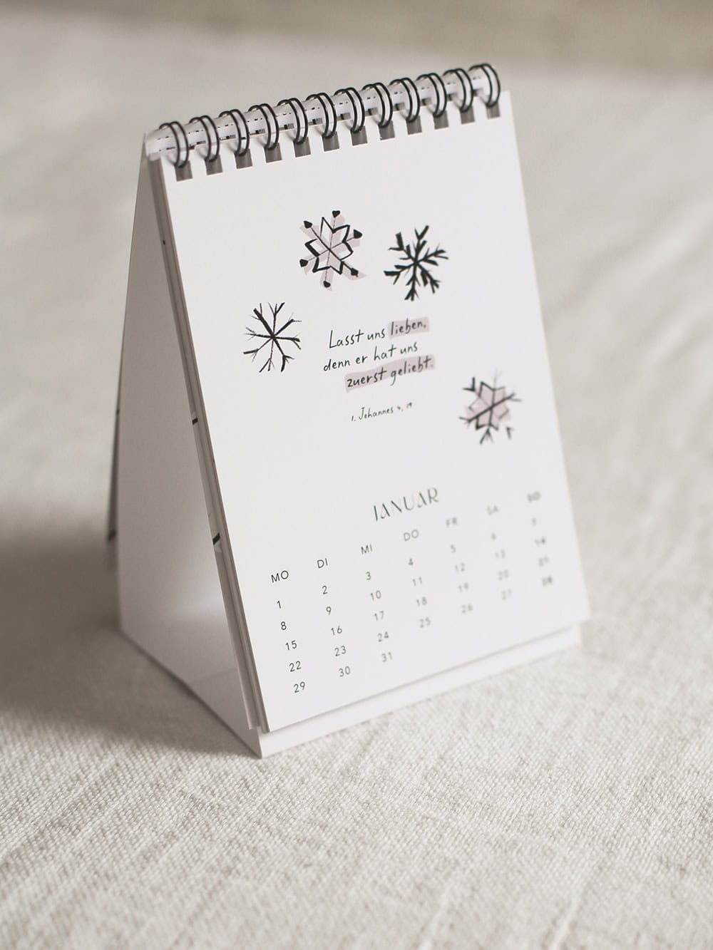 Tischkalender 2024 | DIN A6 2 Schöner adventskalender mit Schneeflocken und Bibelvers, christliche Geschenkideen, Weihnachtszeit.