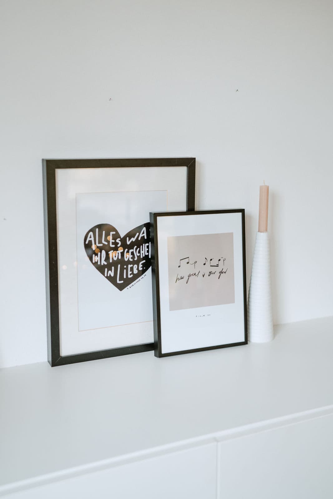 A4 Poster "How great is our God" mit Noten | Psalm 104 | Vorder- und Rückseite 4 Moderne christliche Wandkunst und religiöse Dekorationen für Zuhause.