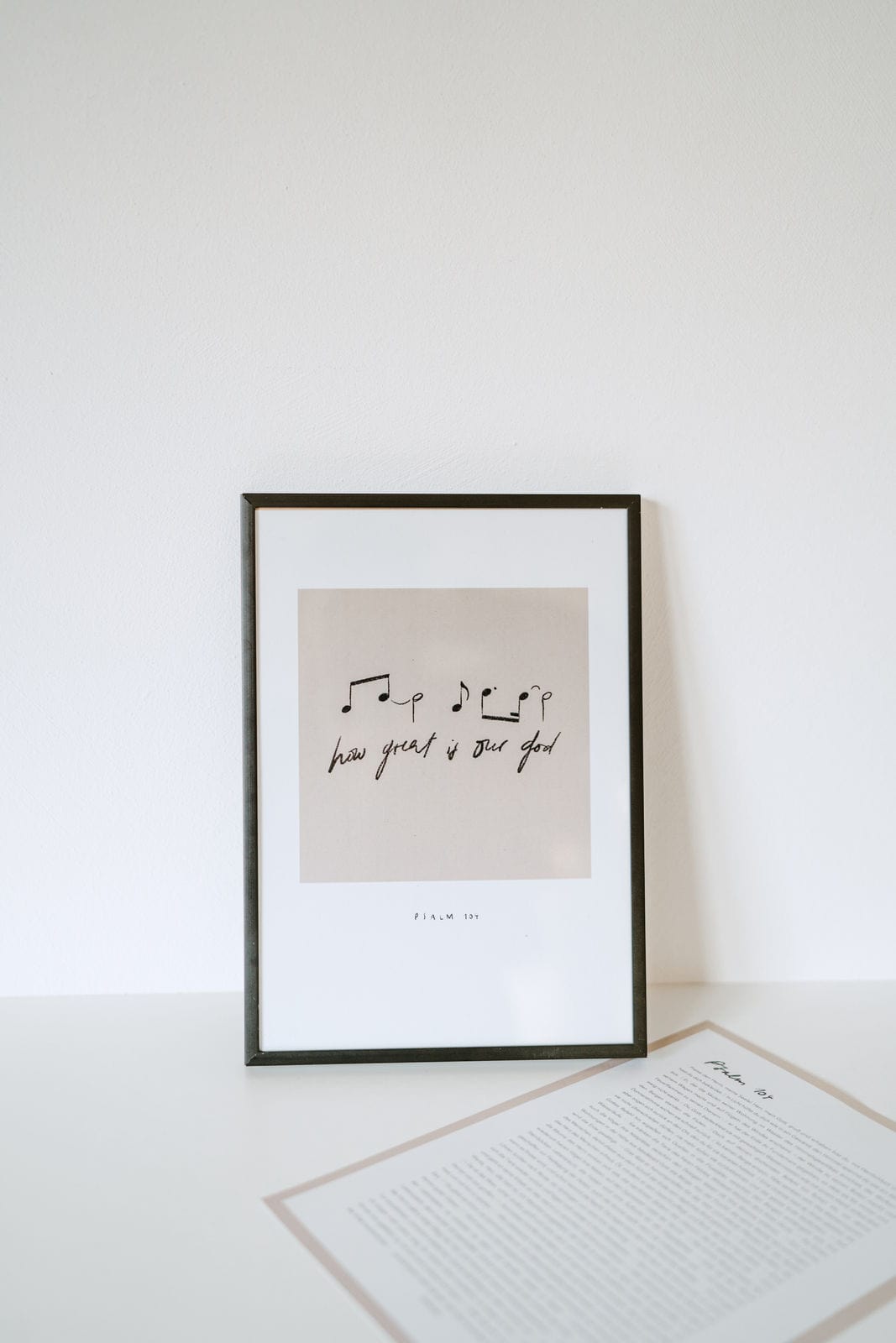 A4 Poster "How great is our God" mit Noten | Psalm 104 | Vorder- und Rückseite 3 Gottesdienst Wanddekoration mit Psalm 107 Spruch für christliche Spiritualität.